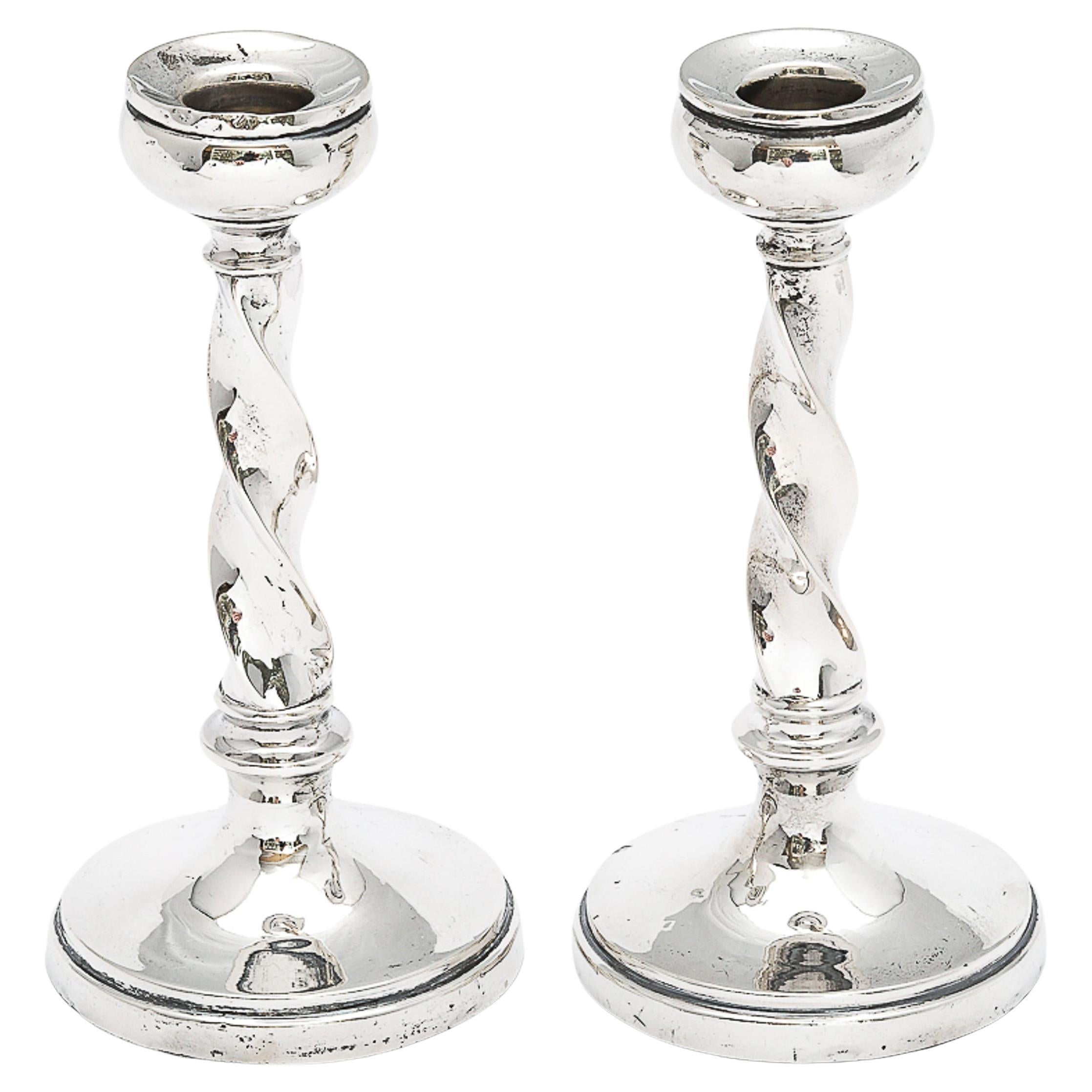 Coppia di candelieri in argento sterling in stile giacobino Barley Twist in vendita