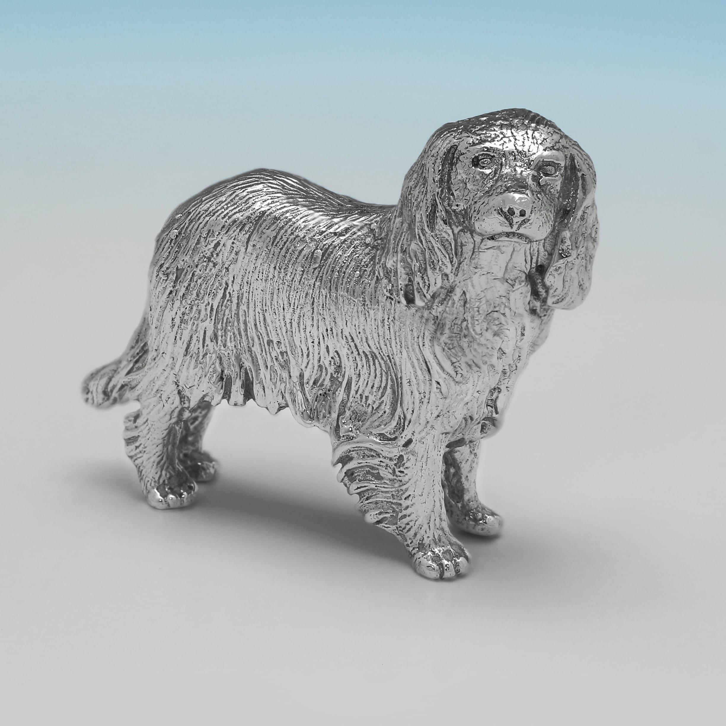 Dieses charmante Paar Cavalier King Charles Spaniel-Modelle aus Sterlingsilber aus der Zeit von Elisabeth II. wurde 1995 in London von C. J. Vander gepunzt und ist sehr schön gegossen. Die Modelle sind 1,5