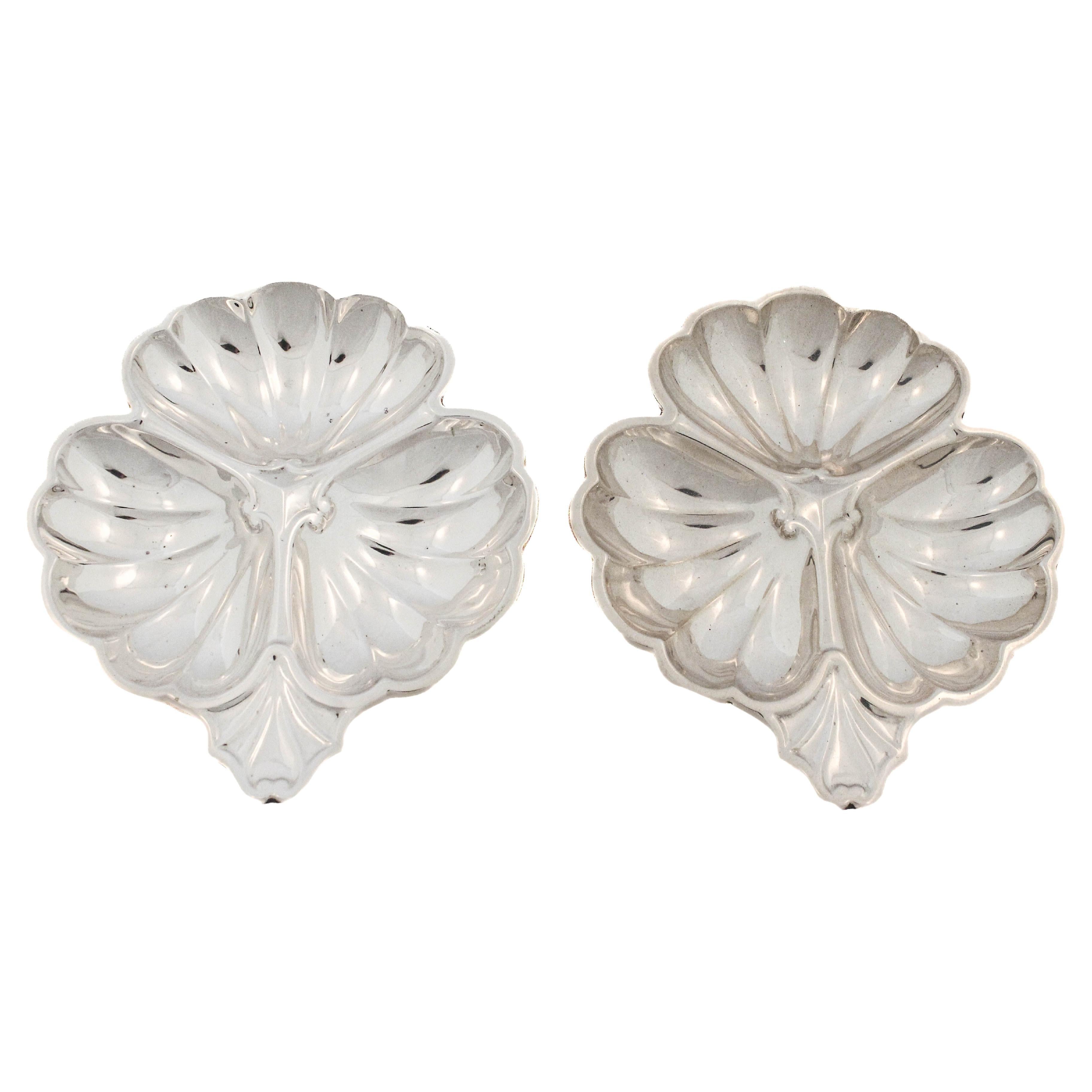 Coppia di piatti a foglia in argento Sterling in vendita