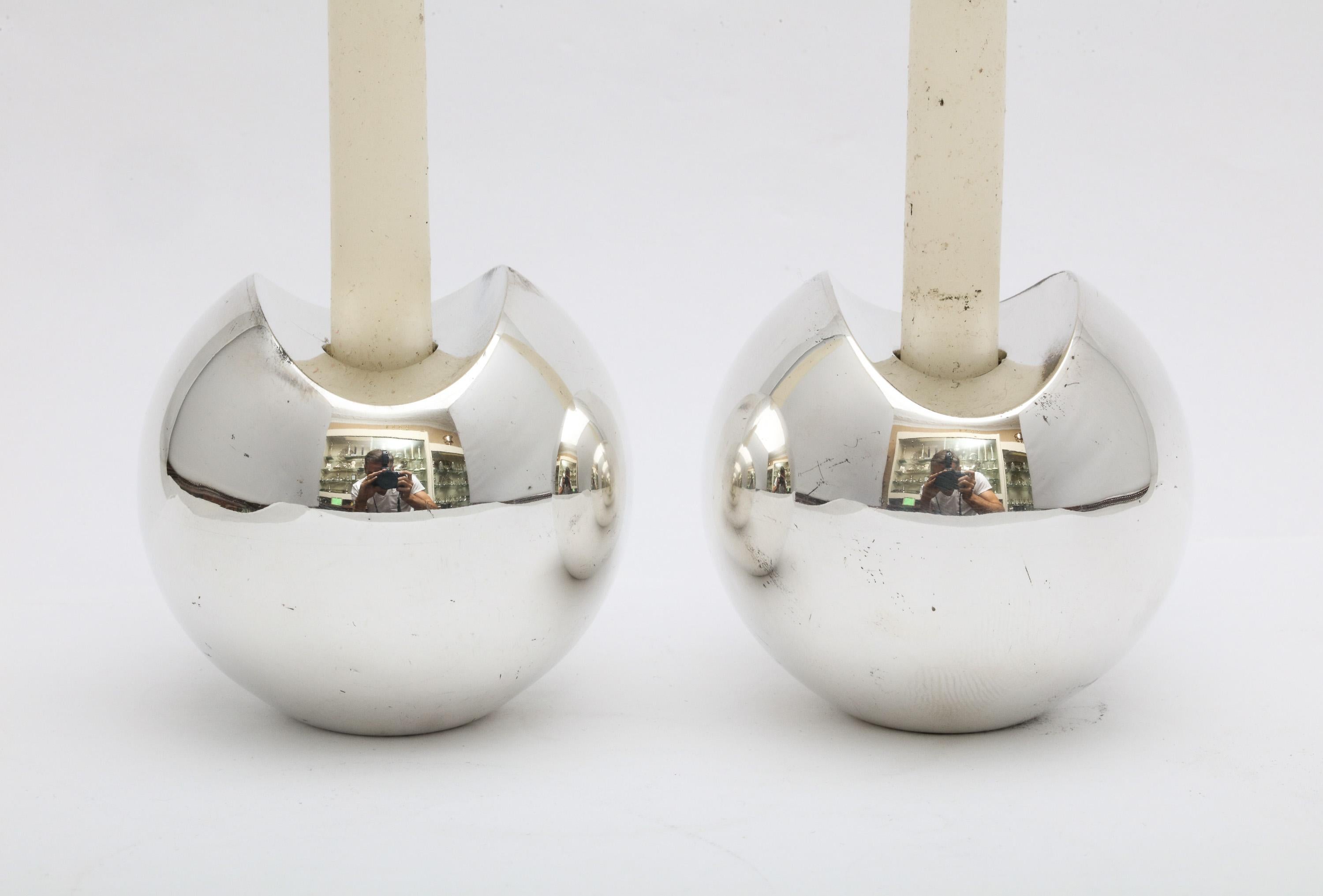 Pair of Sterling Silver Mid-Century Modern Candlesticks by Timo Sarpeneva In Good Condition For Sale In New York, NY