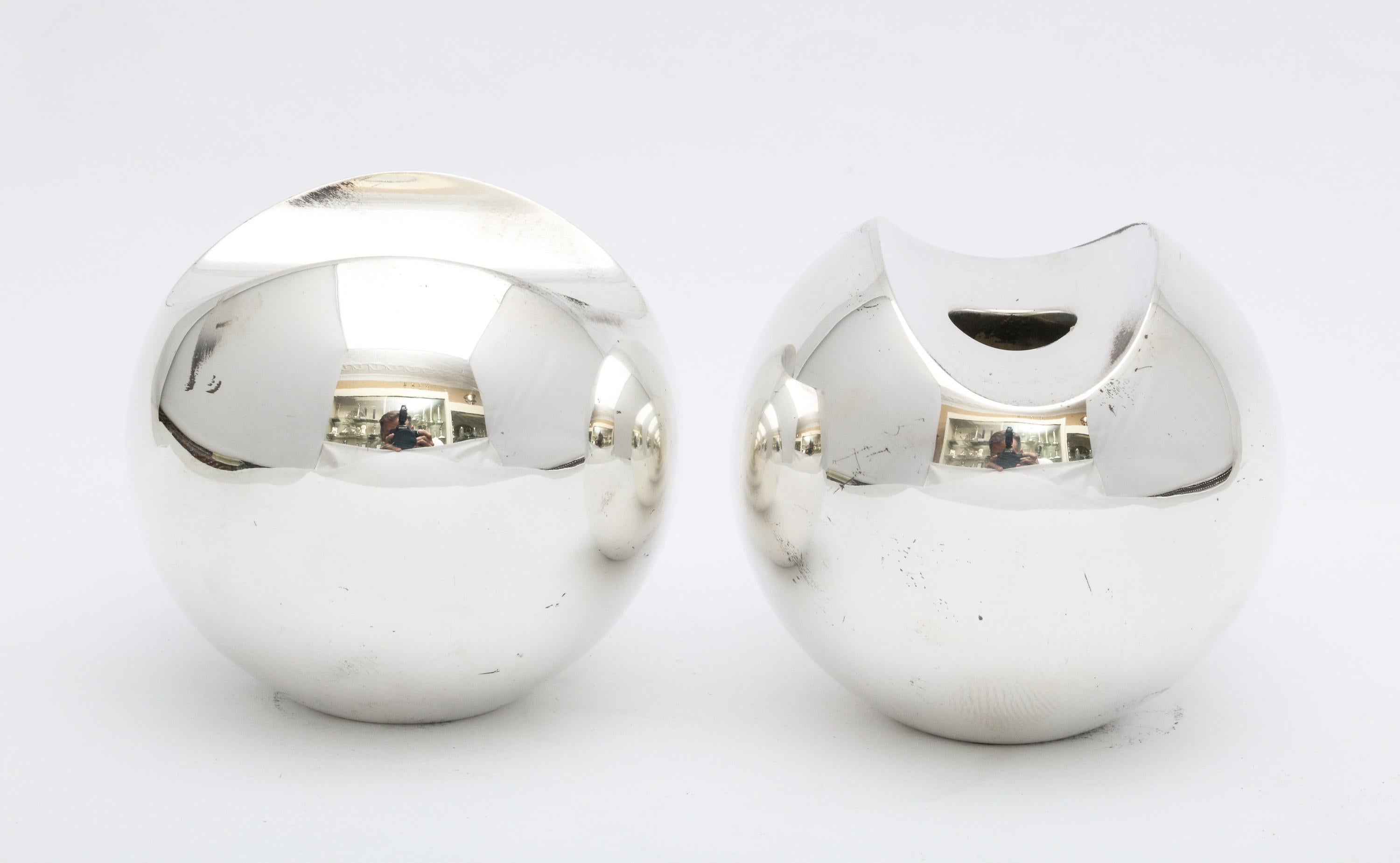 Pareja de candelabros modernos de mediados de siglo en plata de ley de Timo Sarpeneva mediados del siglo XX en venta