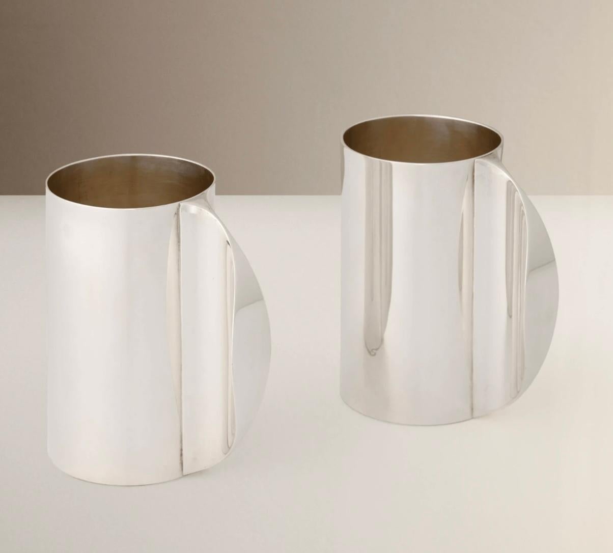 Un raro par de tazas de plata de ley diseñadas por Ubaldo Vitali para Bulgari.
Plata de ley.
Italia/EE.UU. c1980
Dimensiones: 13 cm de alto x 10 cm de ancho
