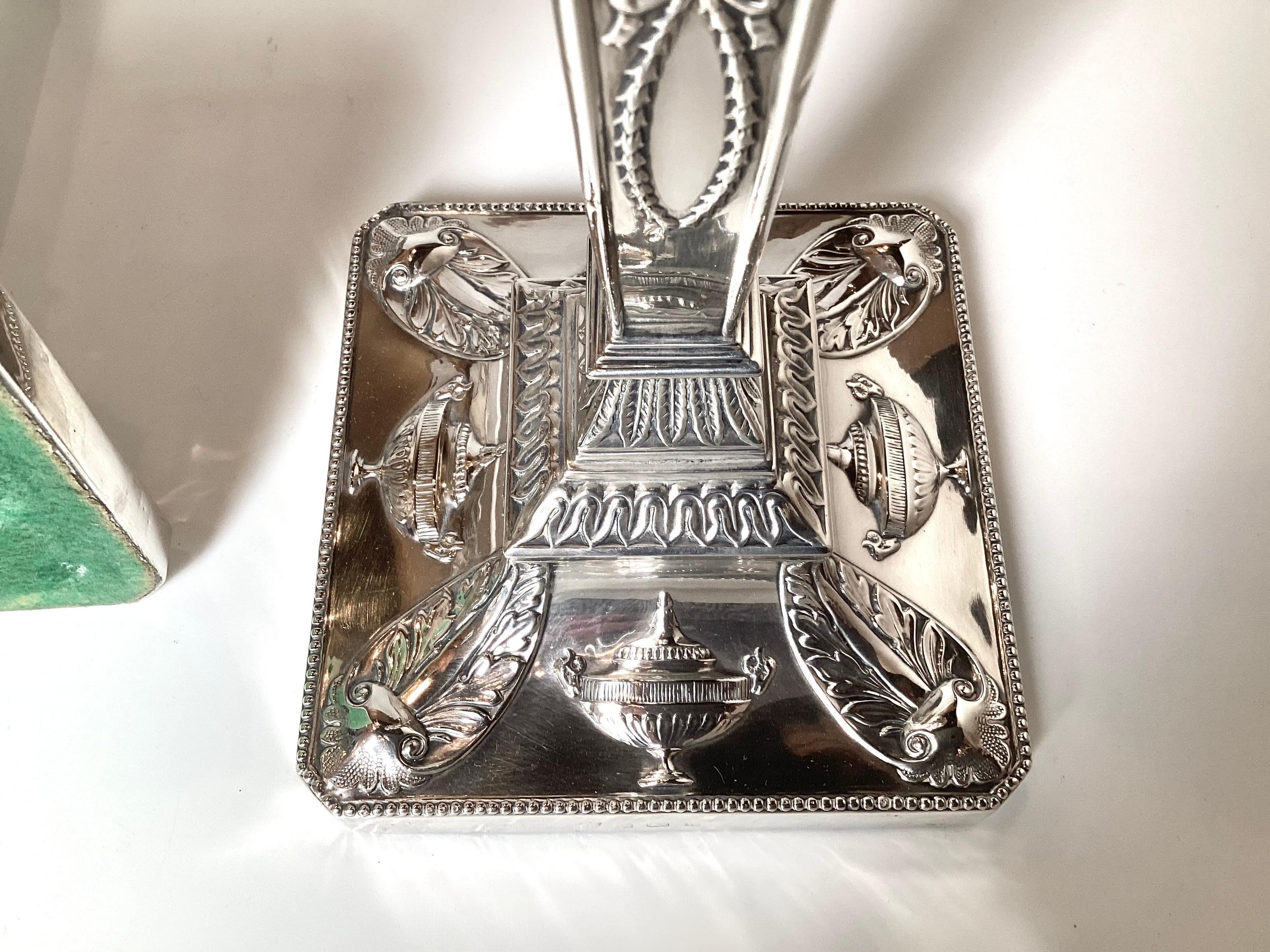 Coppia di candelieri neoclassici in argento decorati con urne in vendita 3
