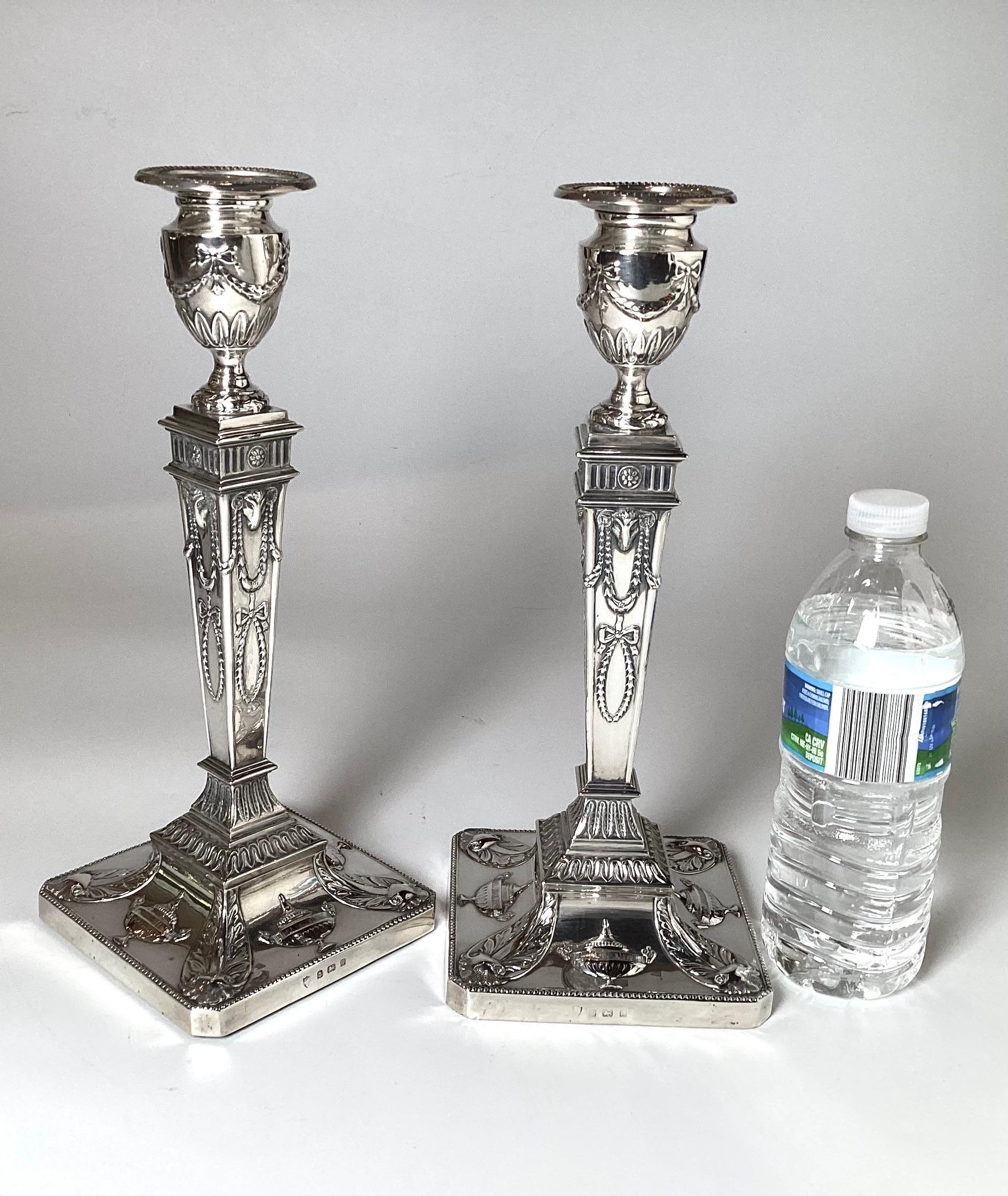 Coppia di candelieri neoclassici in argento decorati con urne in vendita 4