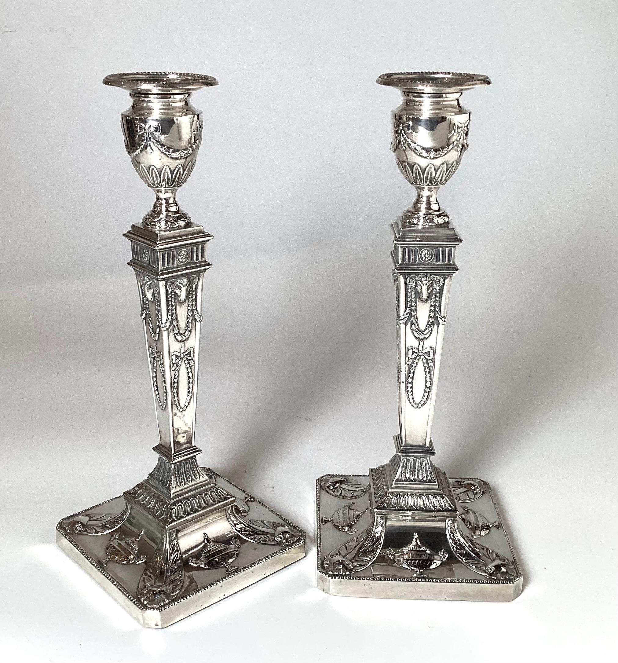 Neoclassico Coppia di candelieri neoclassici in argento decorati con urne in vendita