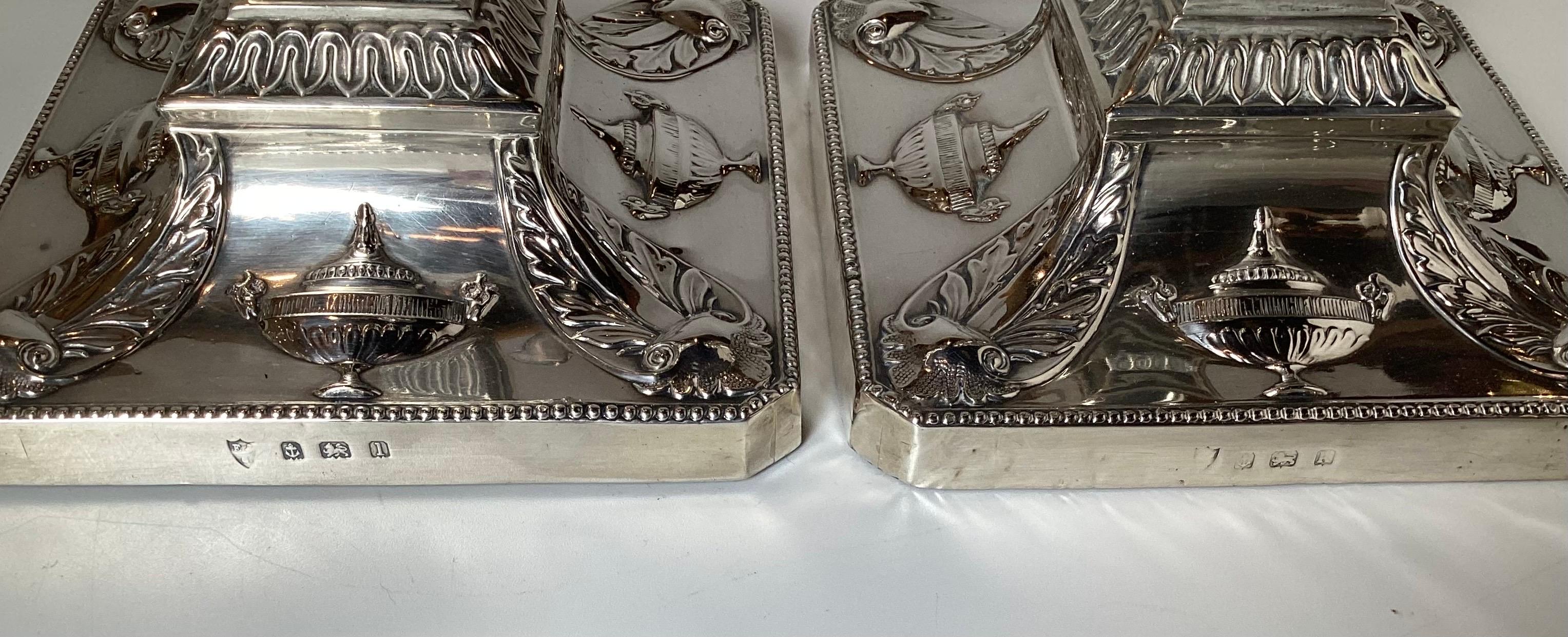 Inglese Coppia di candelieri neoclassici in argento decorati con urne in vendita
