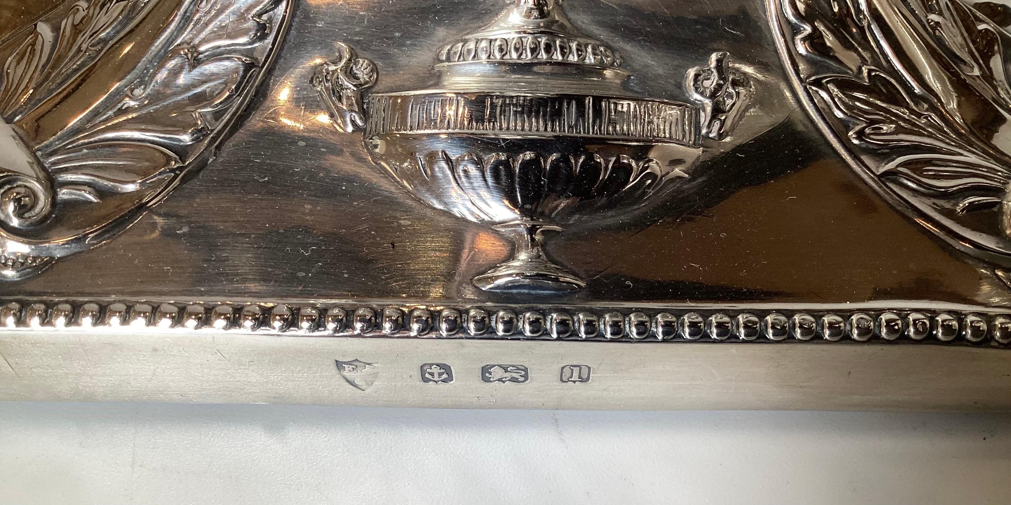 Coppia di candelieri neoclassici in argento decorati con urne In condizioni buone in vendita a Lambertville, NJ