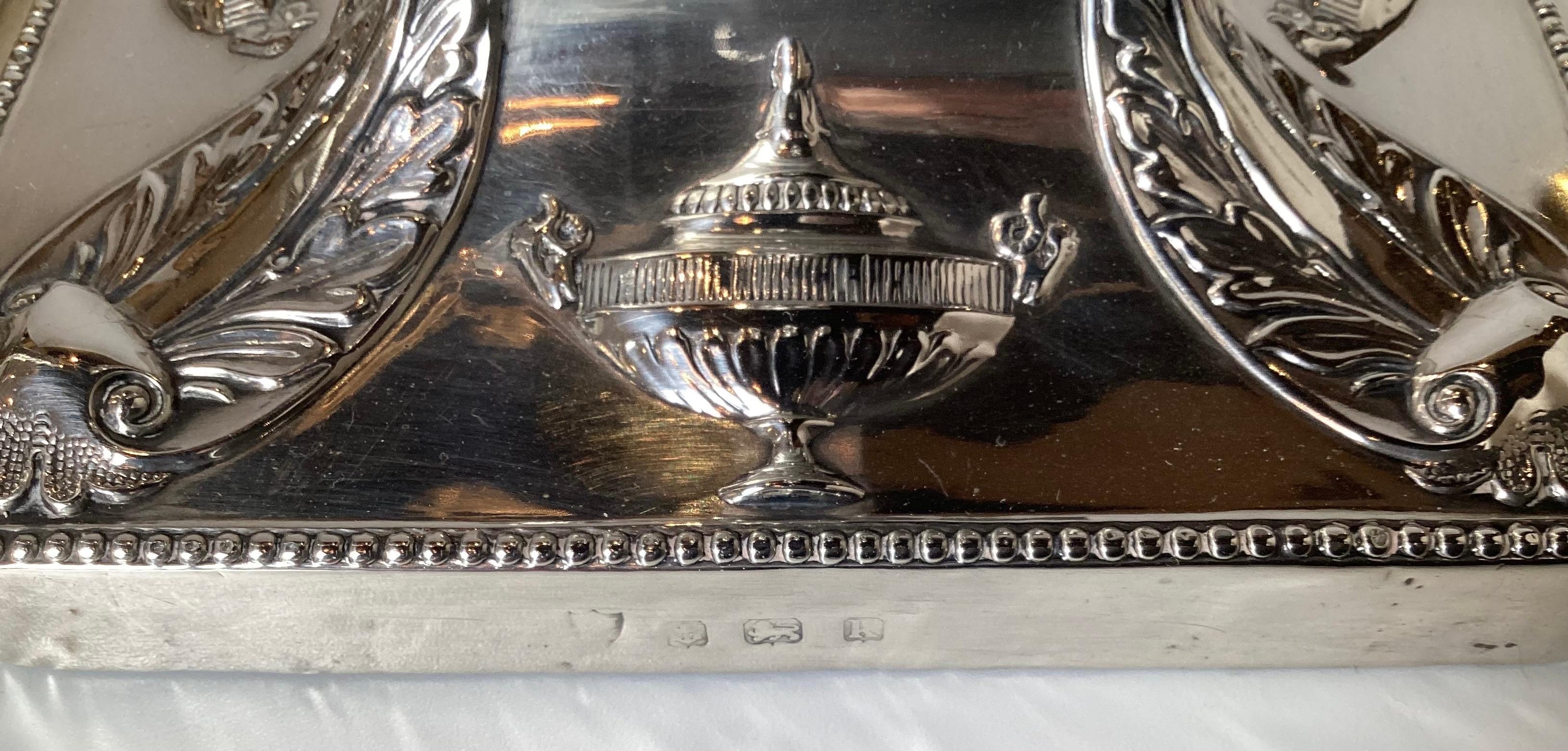 XIX secolo Coppia di candelieri neoclassici in argento decorati con urne in vendita
