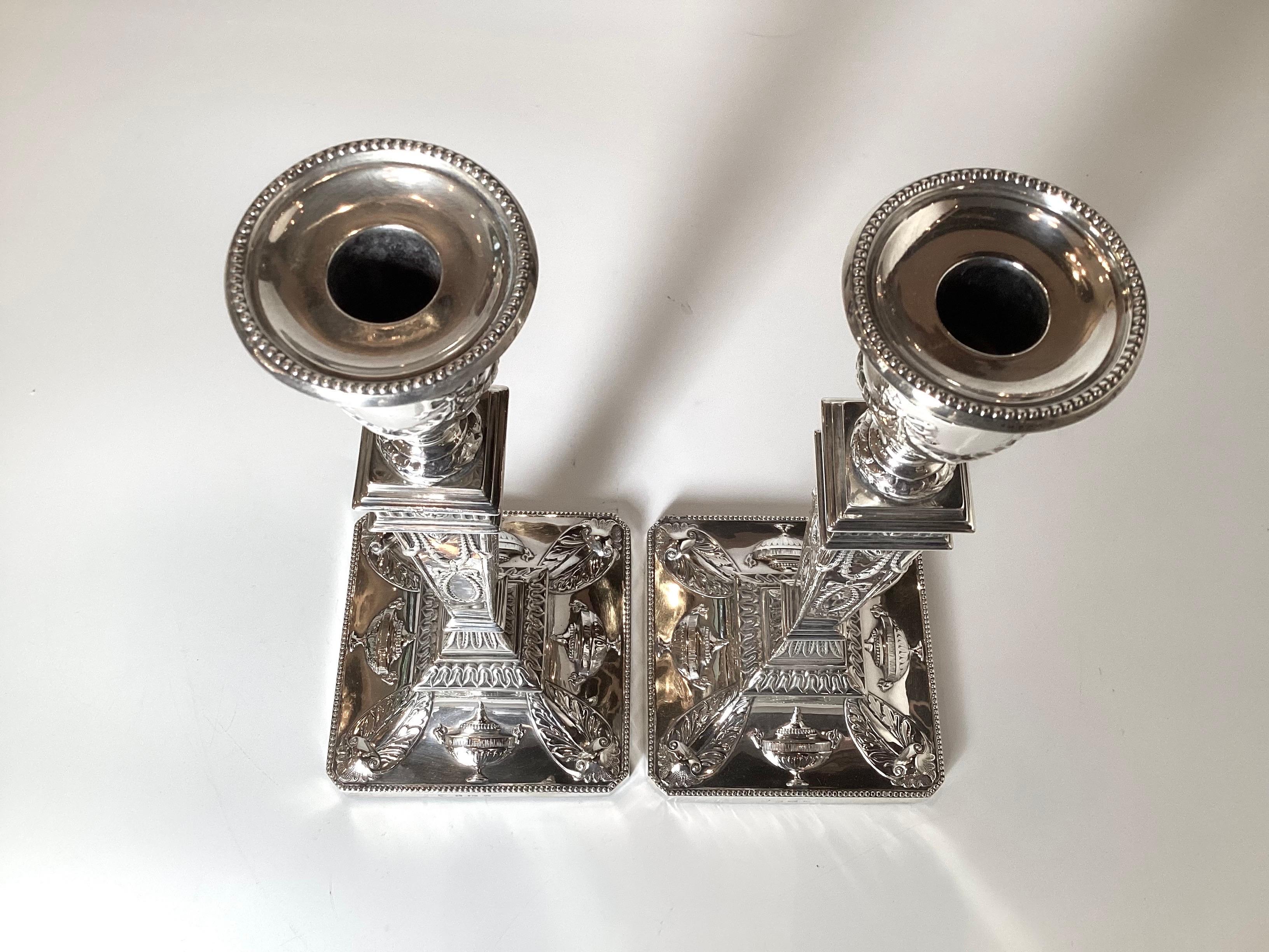 Argento 925 Coppia di candelieri neoclassici in argento decorati con urne in vendita