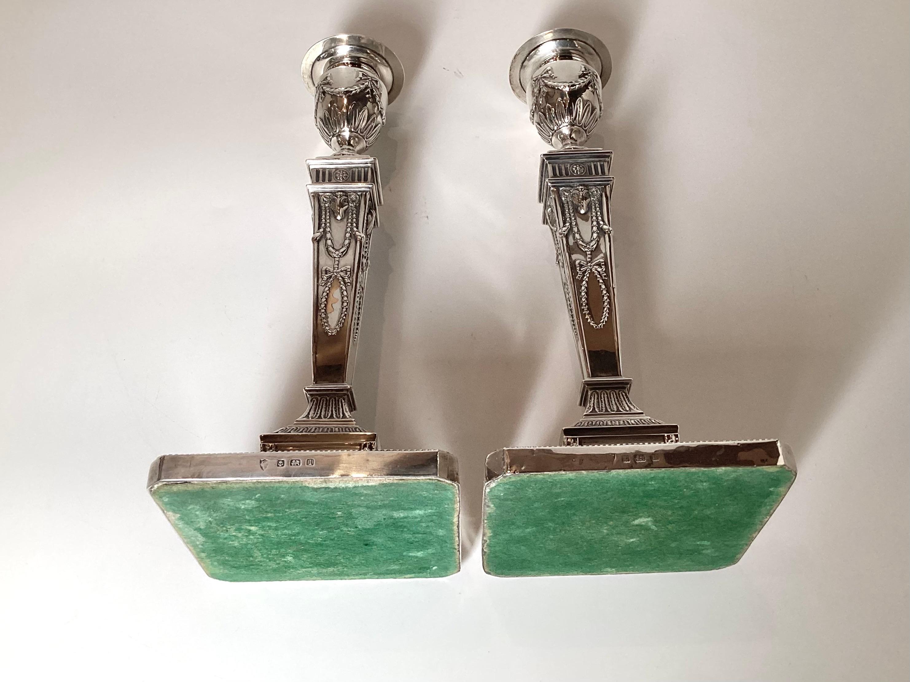Coppia di candelieri neoclassici in argento decorati con urne in vendita 1