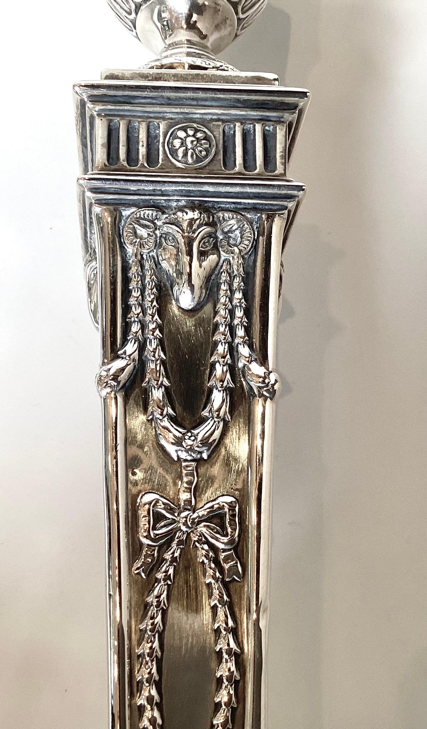 Coppia di candelieri neoclassici in argento decorati con urne in vendita 2