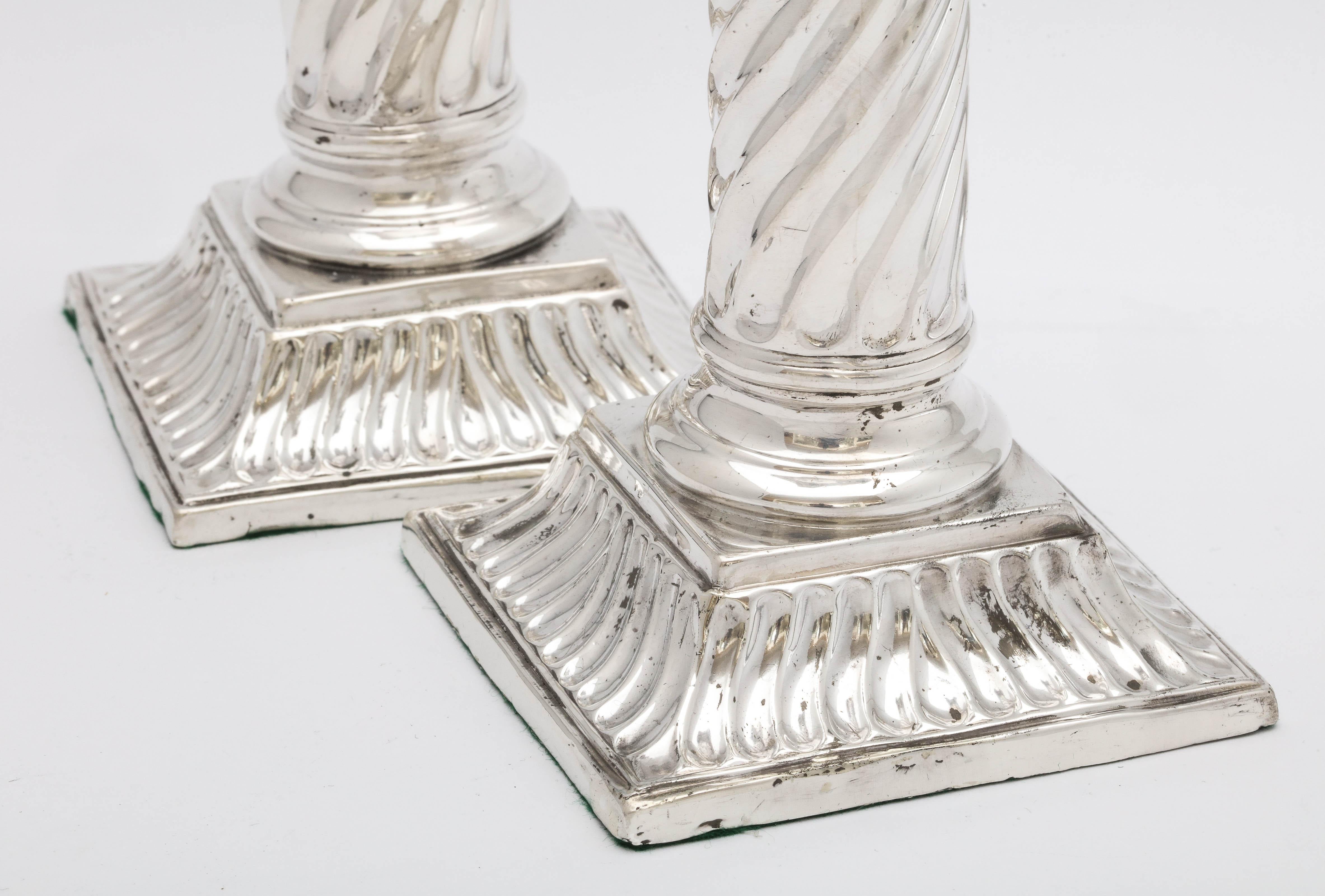 Pair of Sterling Silver Neoclassical Corinthian Column Candlesticks im Zustand „Gut“ in New York, NY