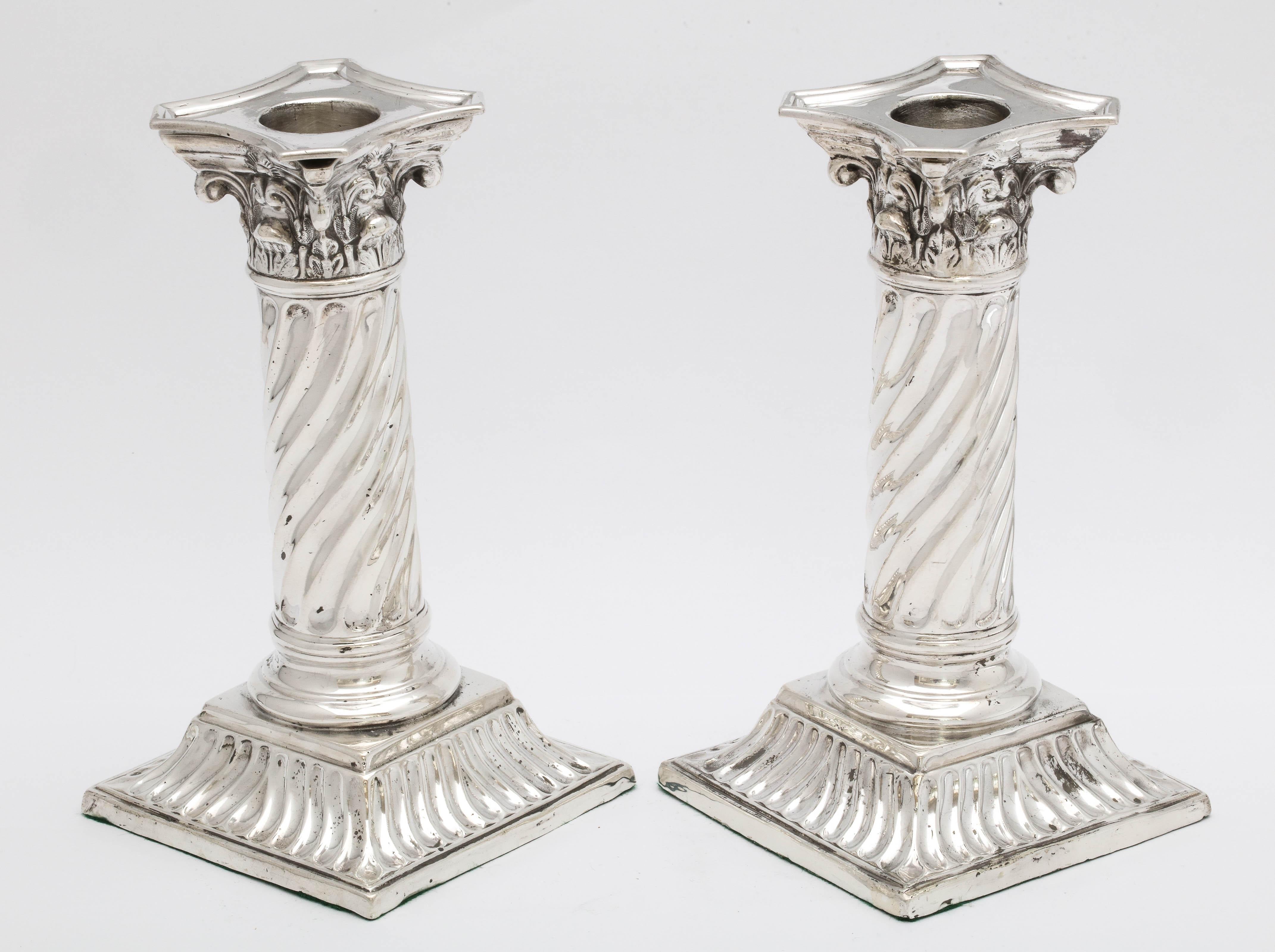 Pair of Sterling Silver Neoclassical Corinthian Column Candlesticks (Spätes 19. Jahrhundert)