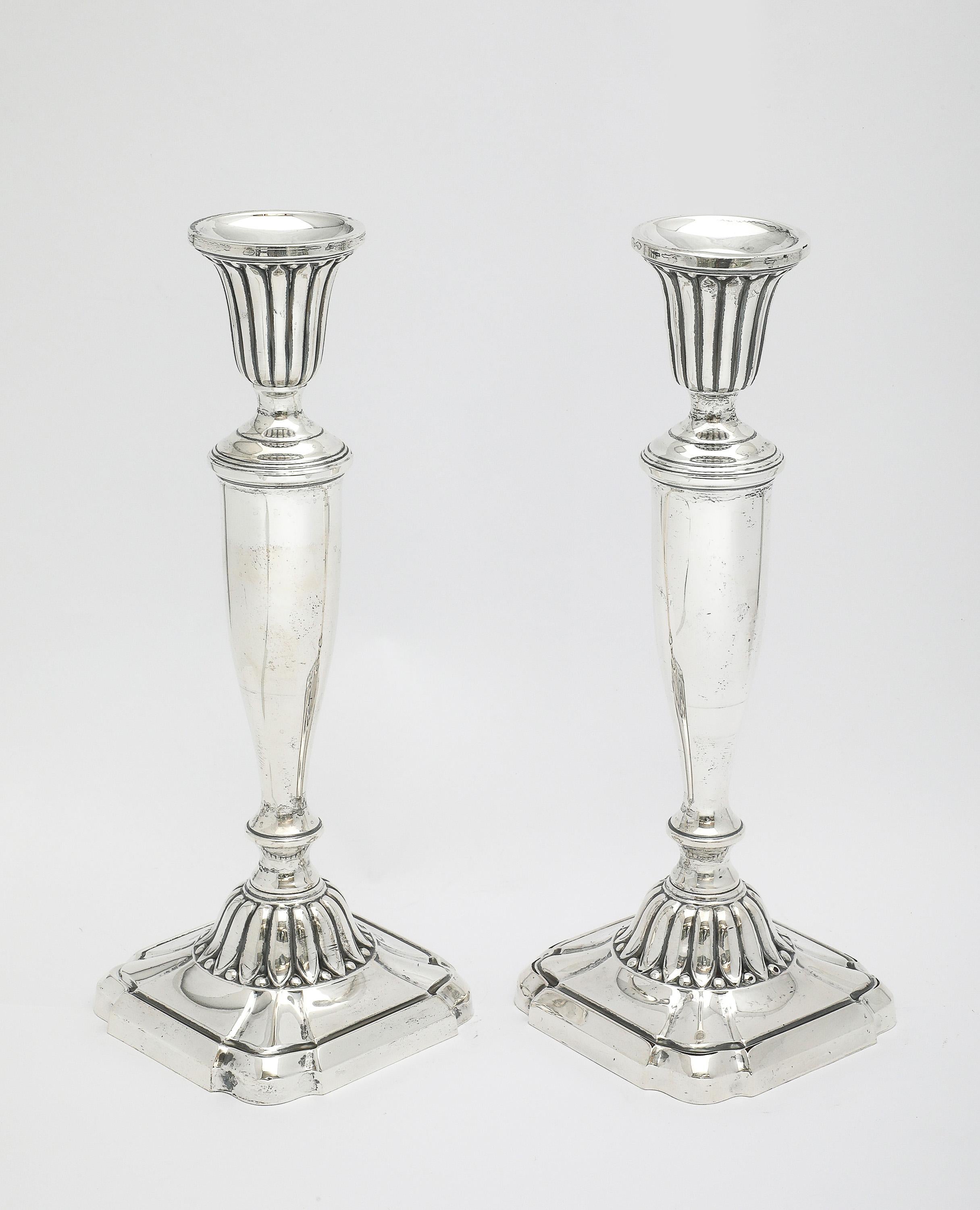 Pair of Sterling Silver Neoclassical-Style Candlesticks in vendita 3