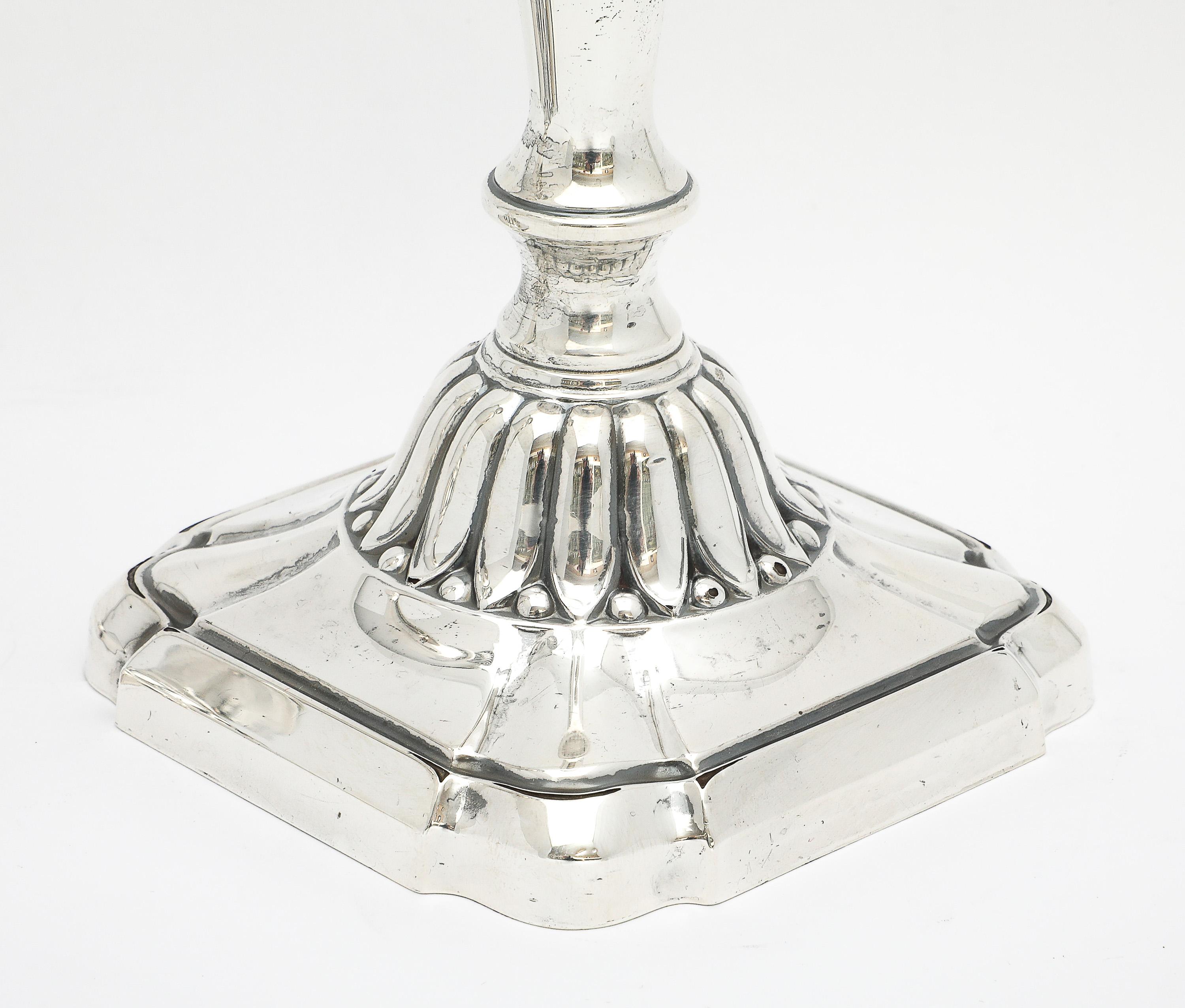 Pair of Sterling Silver Neoclassical-Style Candlesticks in vendita 4