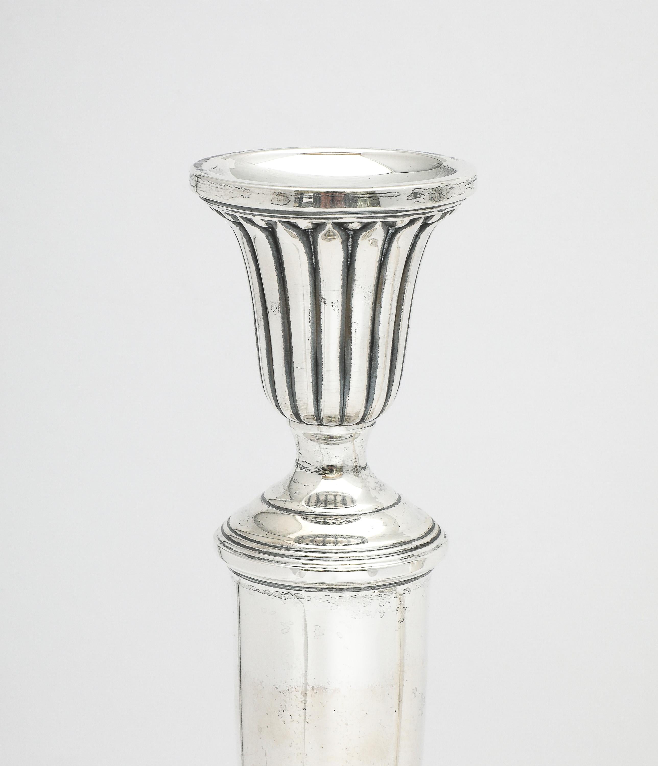 Pair of Sterling Silver Neoclassical-Style Candlesticks in vendita 5