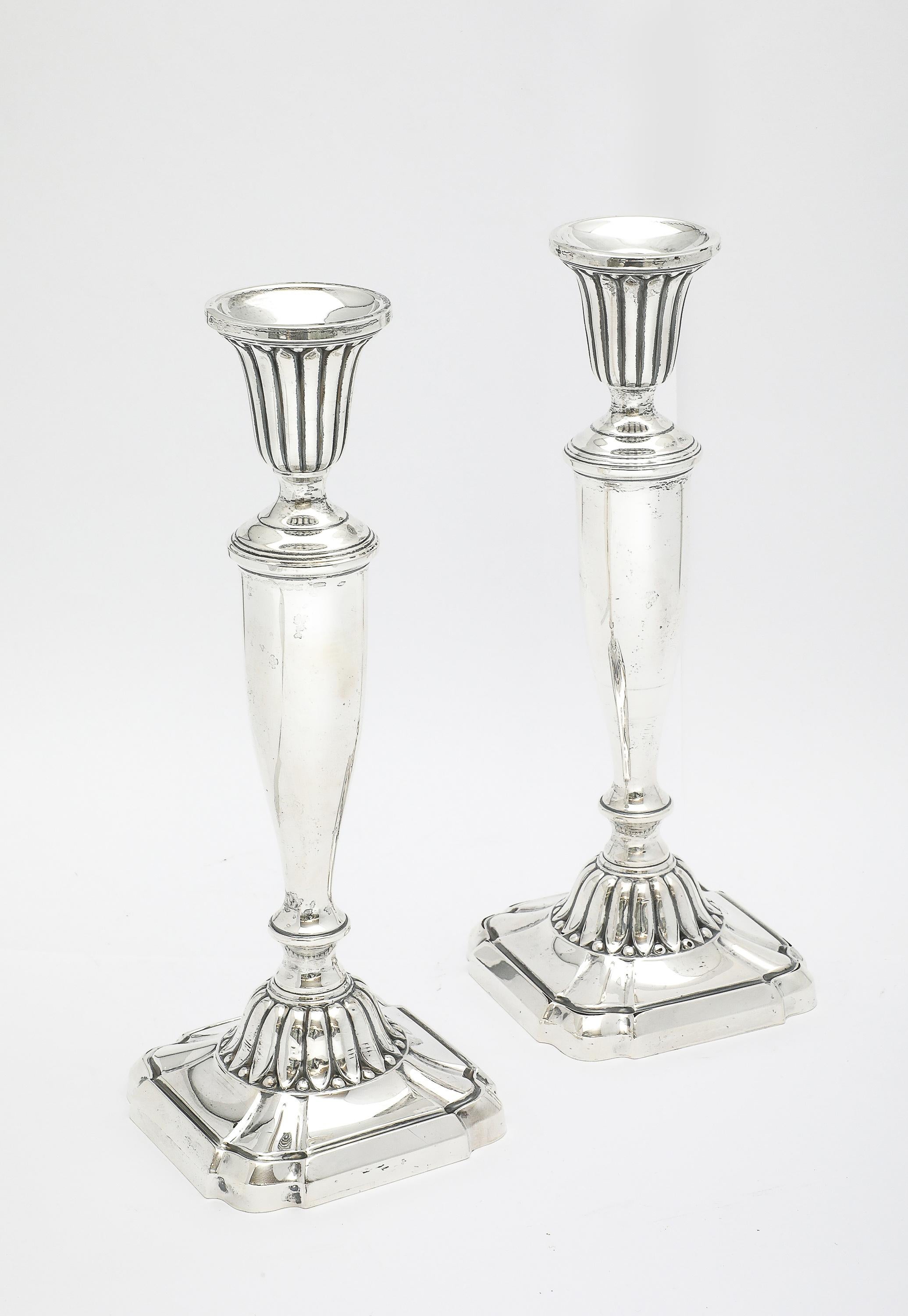 Pair of Sterling Silver Neoclassical-Style Candlesticks in vendita 8
