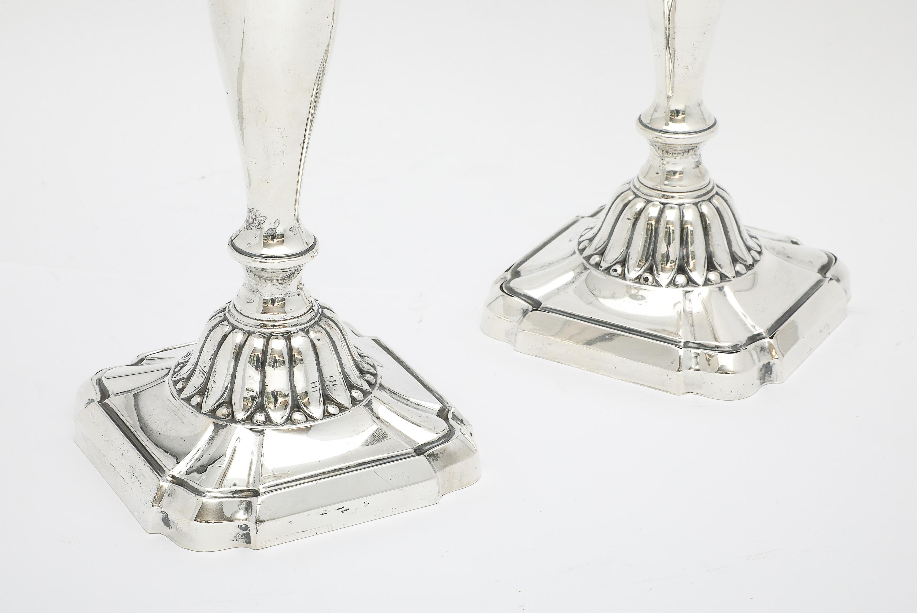 Pair of Sterling Silver Neoclassical-Style Candlesticks in vendita 10
