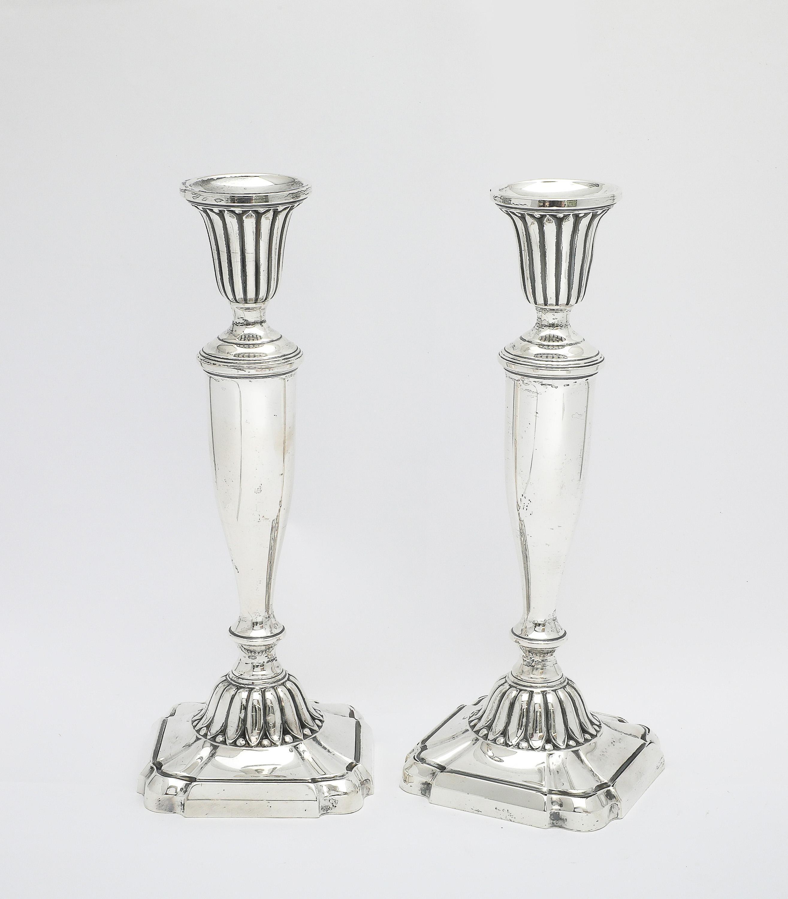 Neoclassico Pair of Sterling Silver Neoclassical-Style Candlesticks in vendita