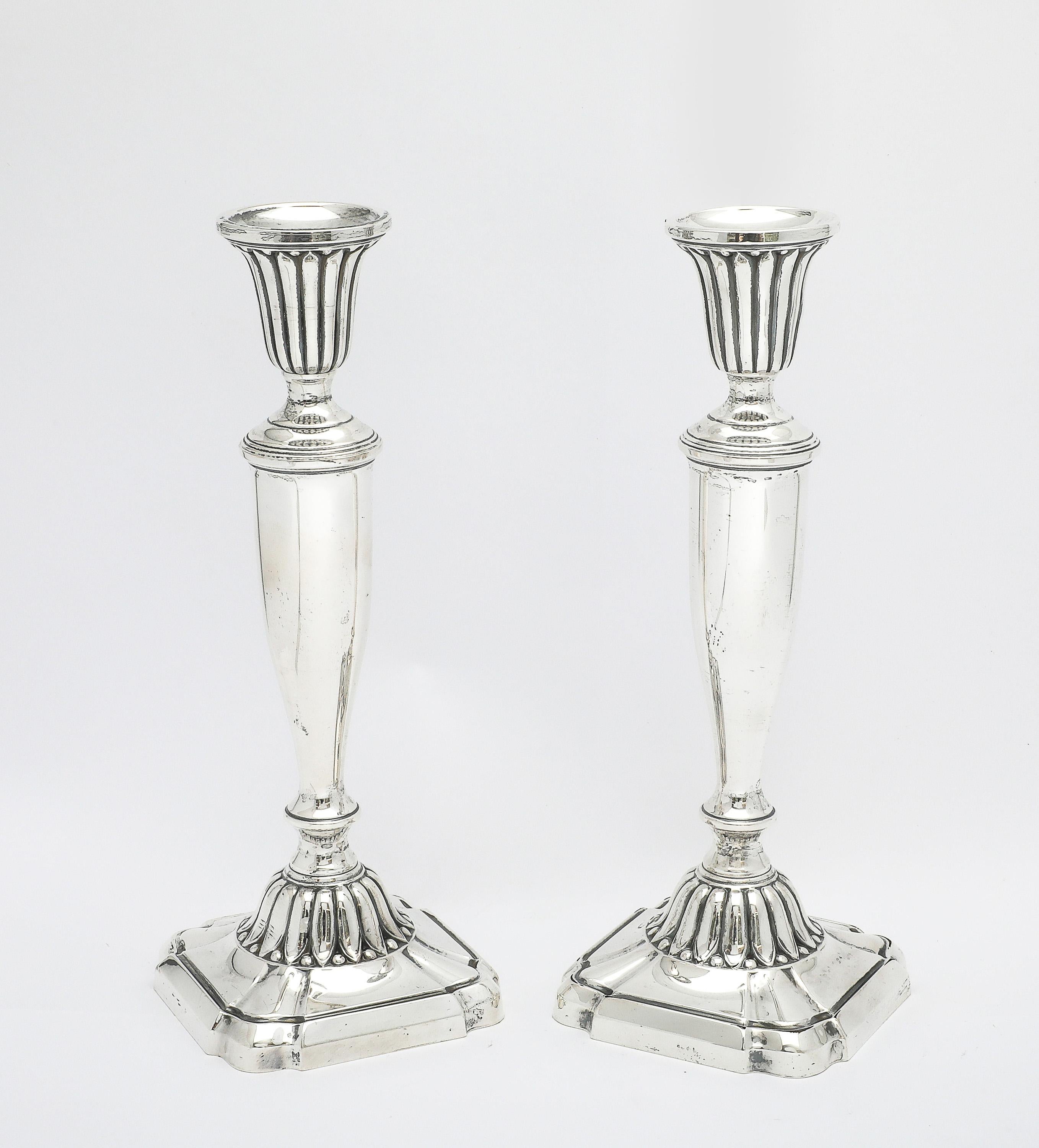 Americano Pair of Sterling Silver Neoclassical-Style Candlesticks in vendita