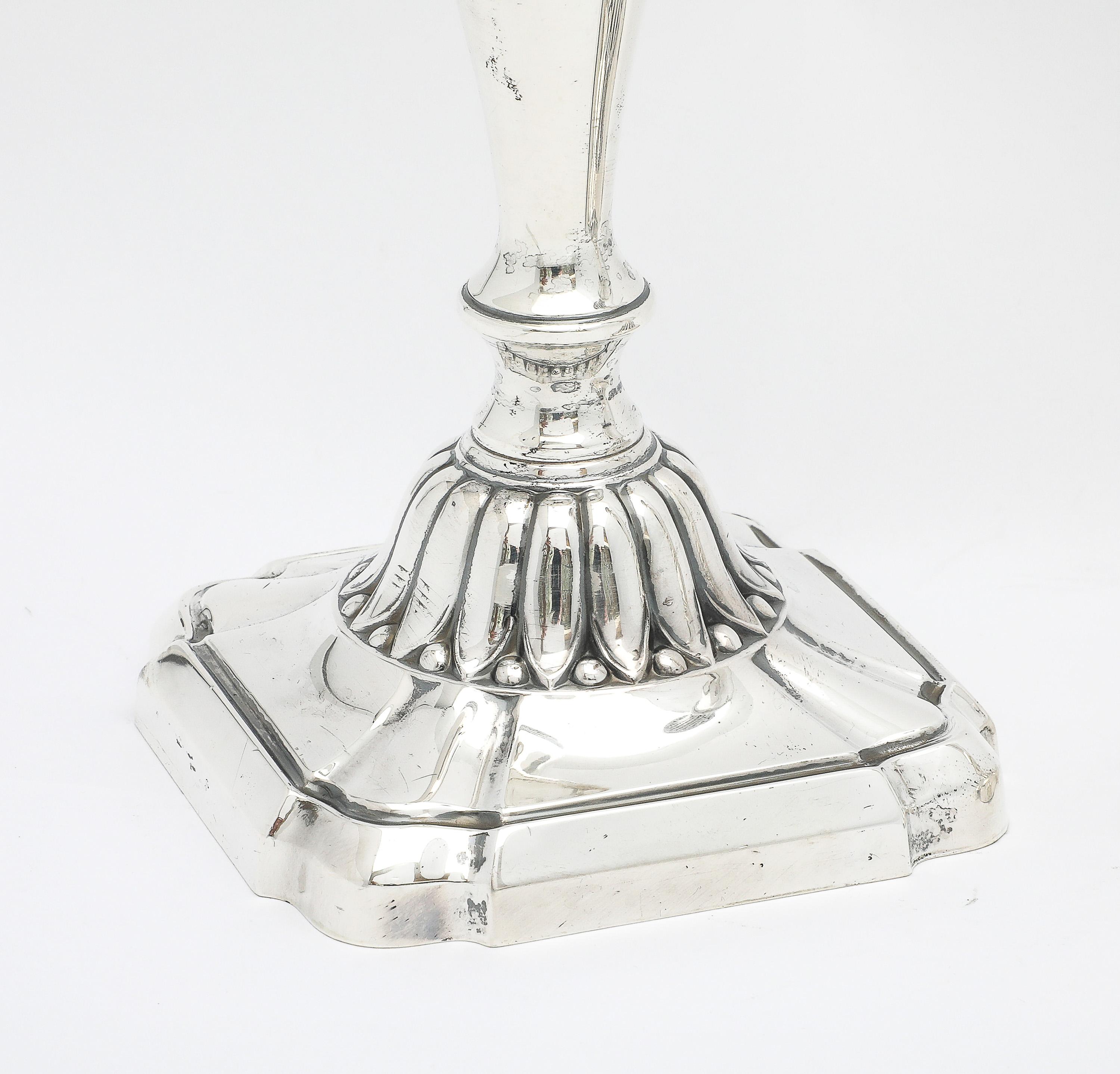 Pair of Sterling Silver Neoclassical-Style Candlesticks In condizioni buone in vendita a New York, NY