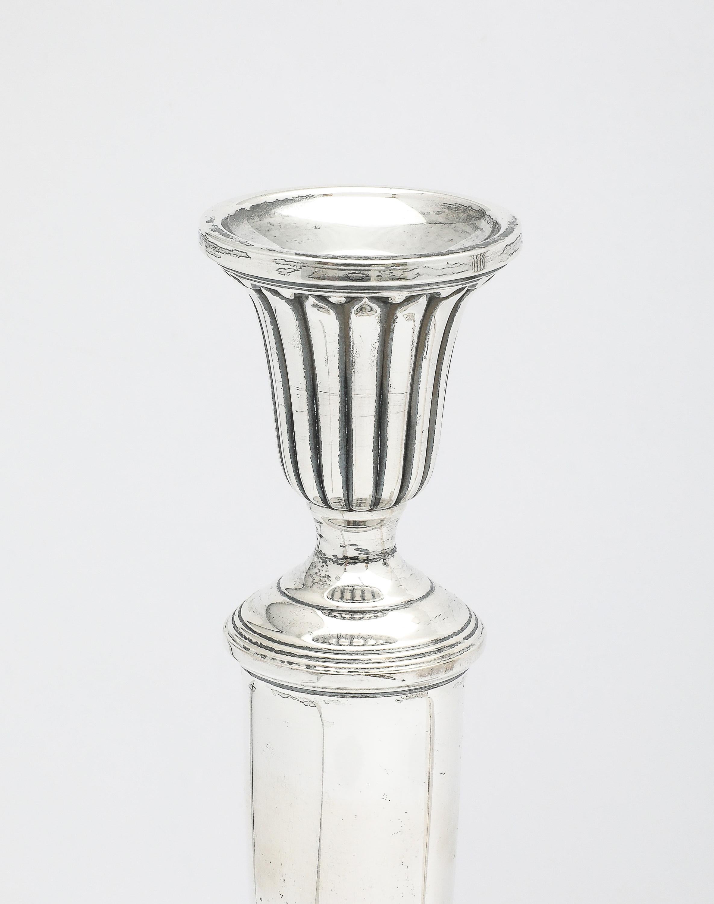 Metà XX secolo Pair of Sterling Silver Neoclassical-Style Candlesticks in vendita