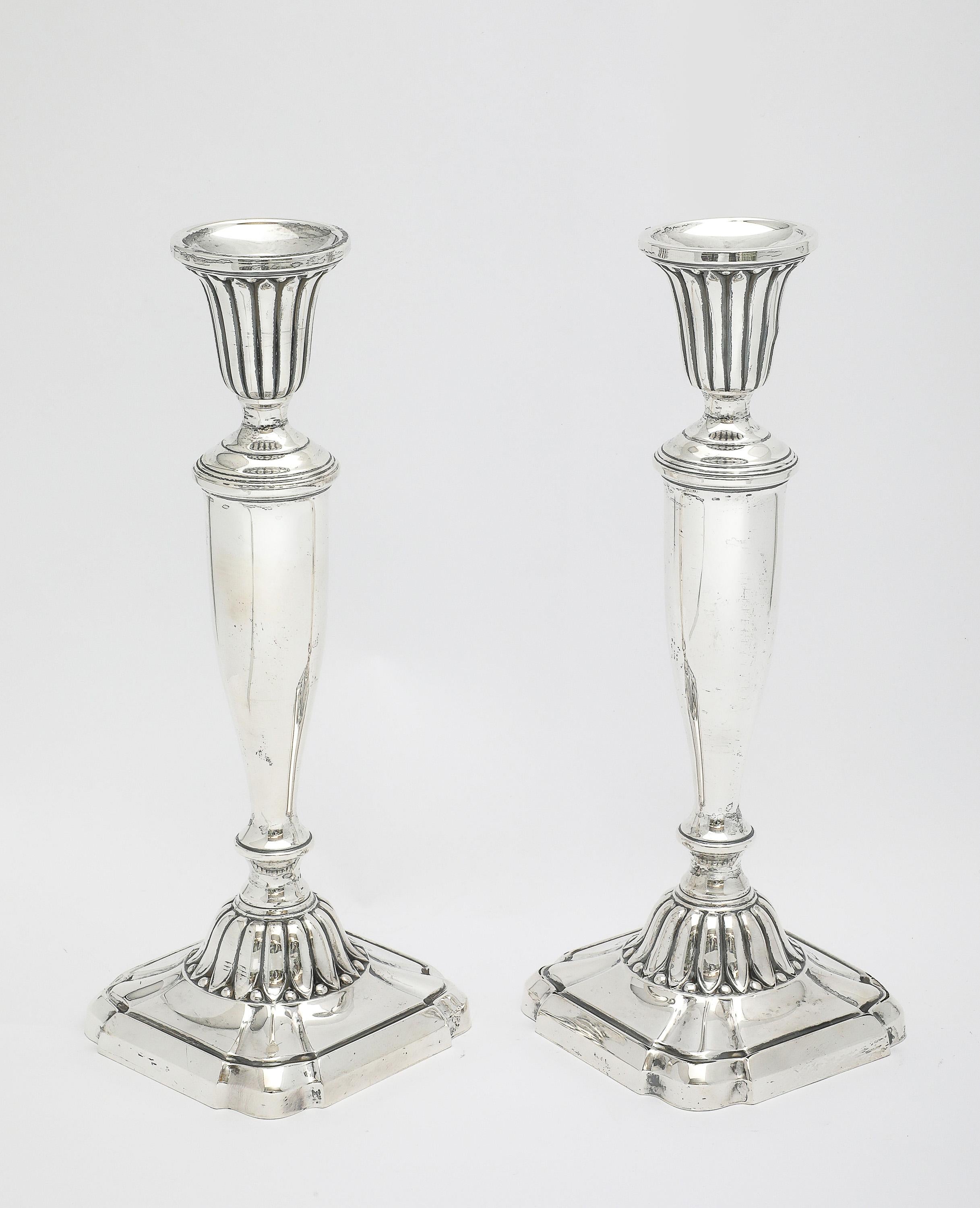 Argento 925 Pair of Sterling Silver Neoclassical-Style Candlesticks in vendita