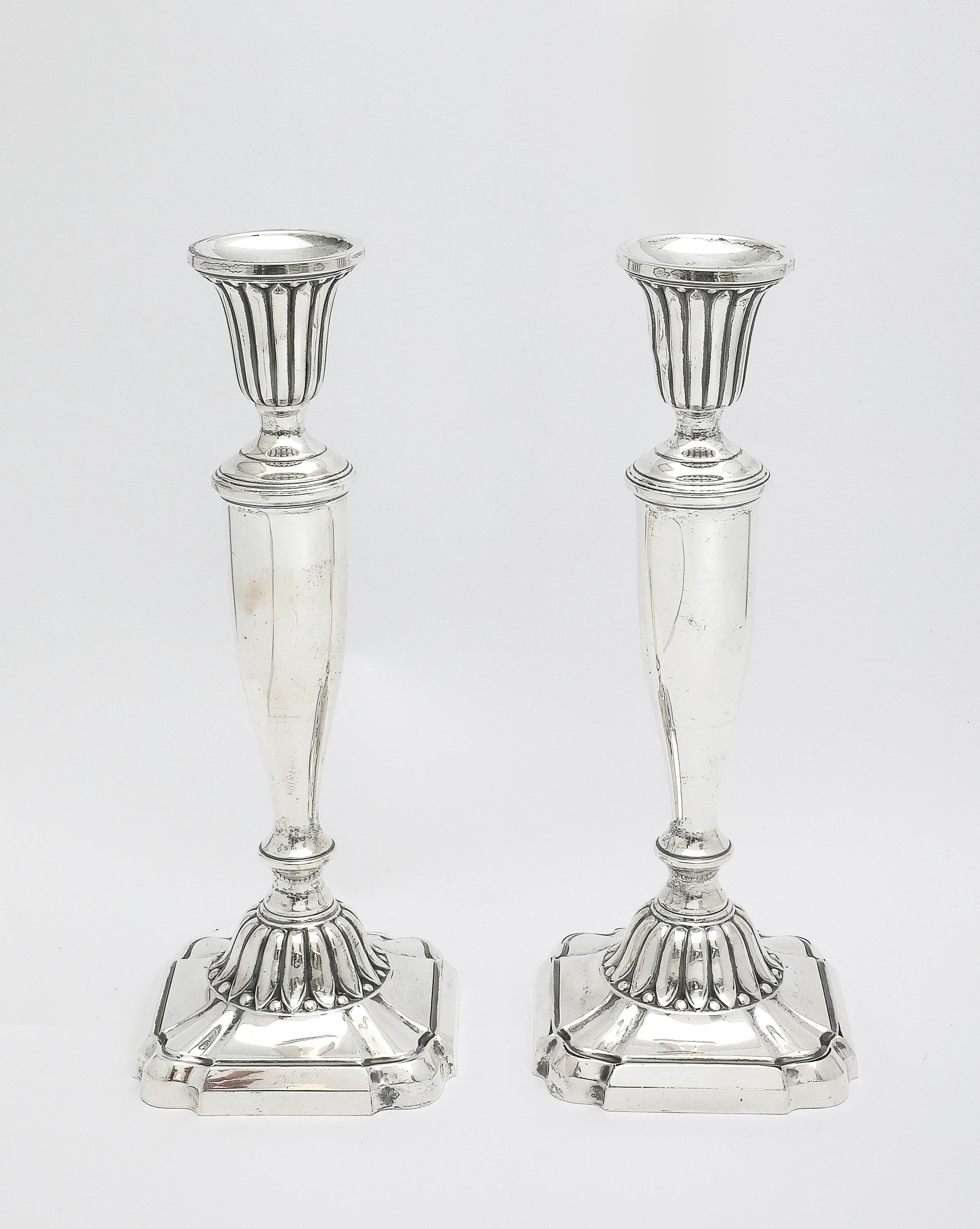 Pair of Sterling Silver Neoclassical-Style Candlesticks in vendita 2