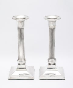 Coppia di candelieri a colonna in stile neoclassico in argento massiccio