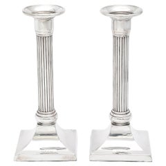 Coppia di candelieri a colonna in stile neoclassico in argento massiccio