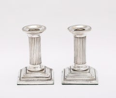 Paire de chandeliers corinthiens à colonne de style néoclassique en argent sterling