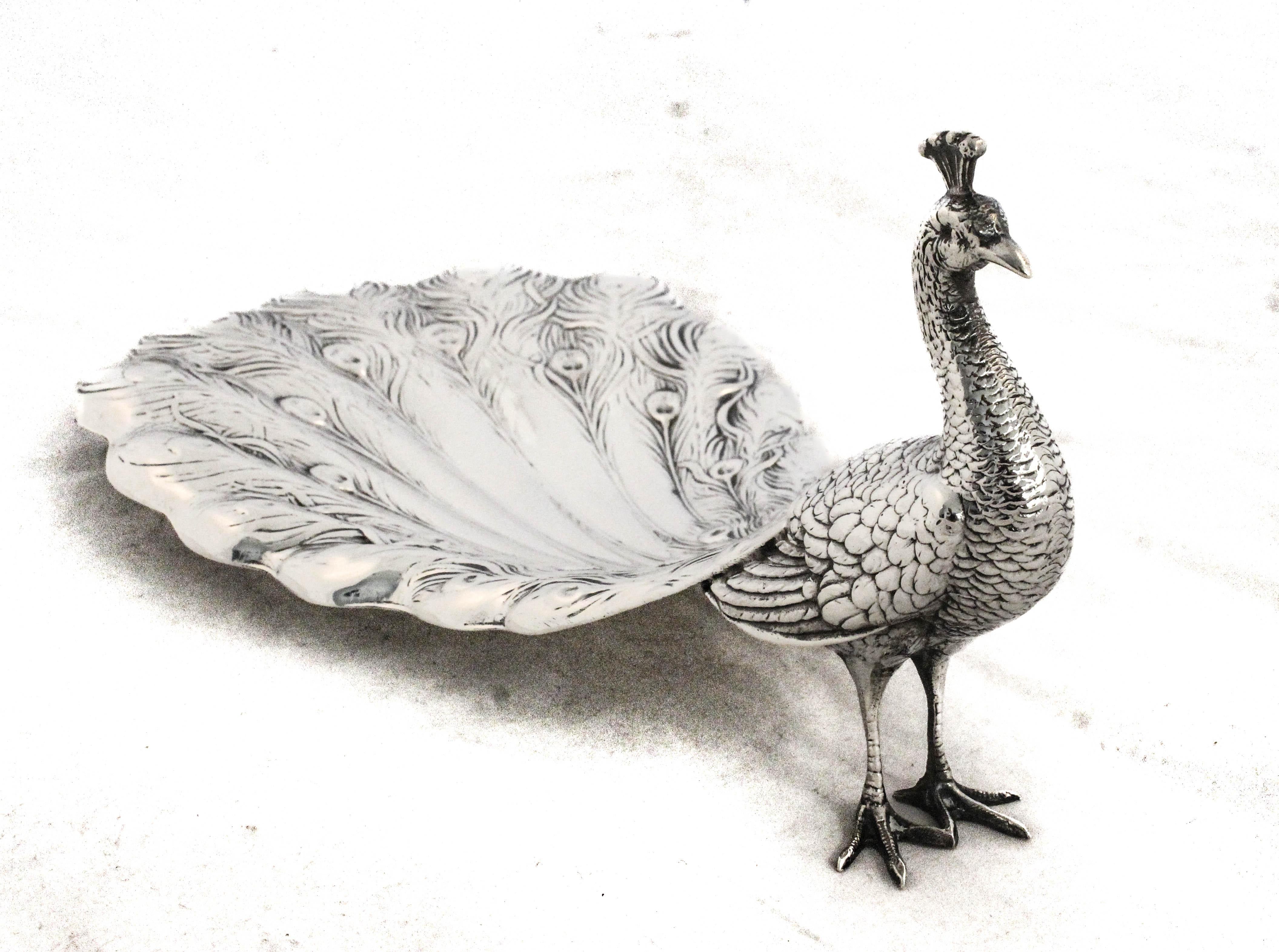 Este exquisito par de pavos reales de plata de ley fusiona el arte decorativo con el diseño funcional. Cada pavo real está finamente elaborado con intrincados detalles en las plumas, líneas gráciles y una postura elegante, capturando la esencia