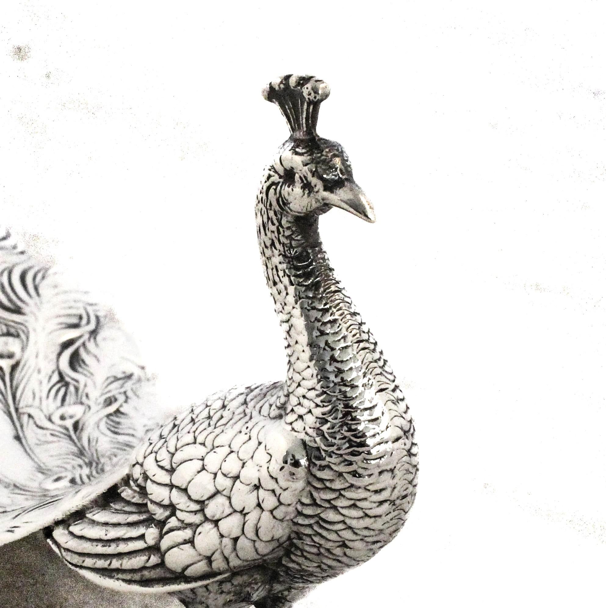 Pareja de platos de pavo real de plata de ley Fines del siglo XIX en venta