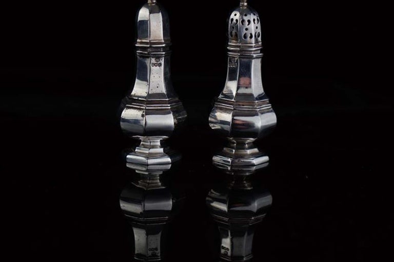 Pair of Sterling Silver Salt and Pepper In Fair Condition In Braintree, GB