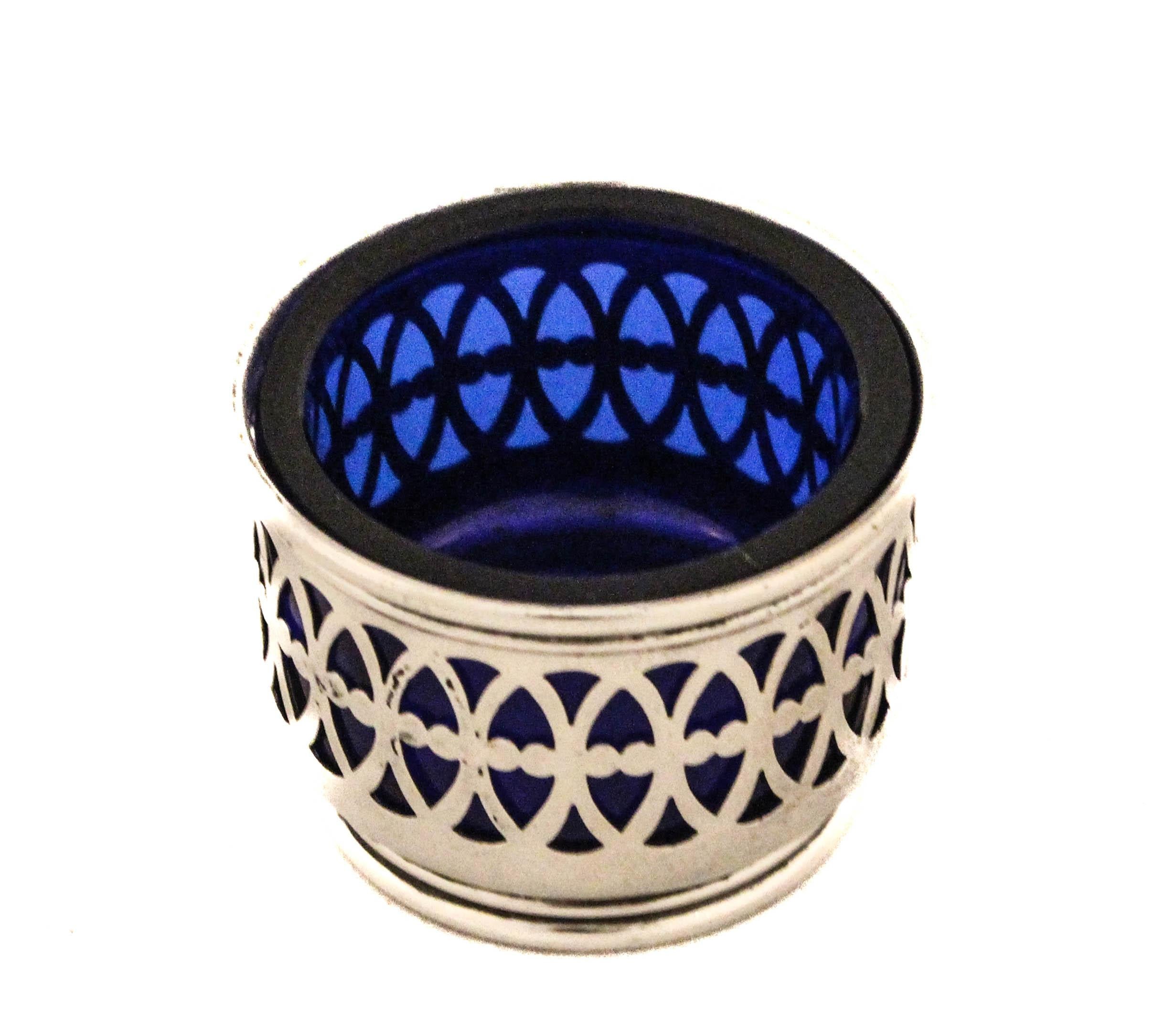 Pair of Sterling Silver Salt Cellars In Excellent Condition For Sale In Brooklyn, NY