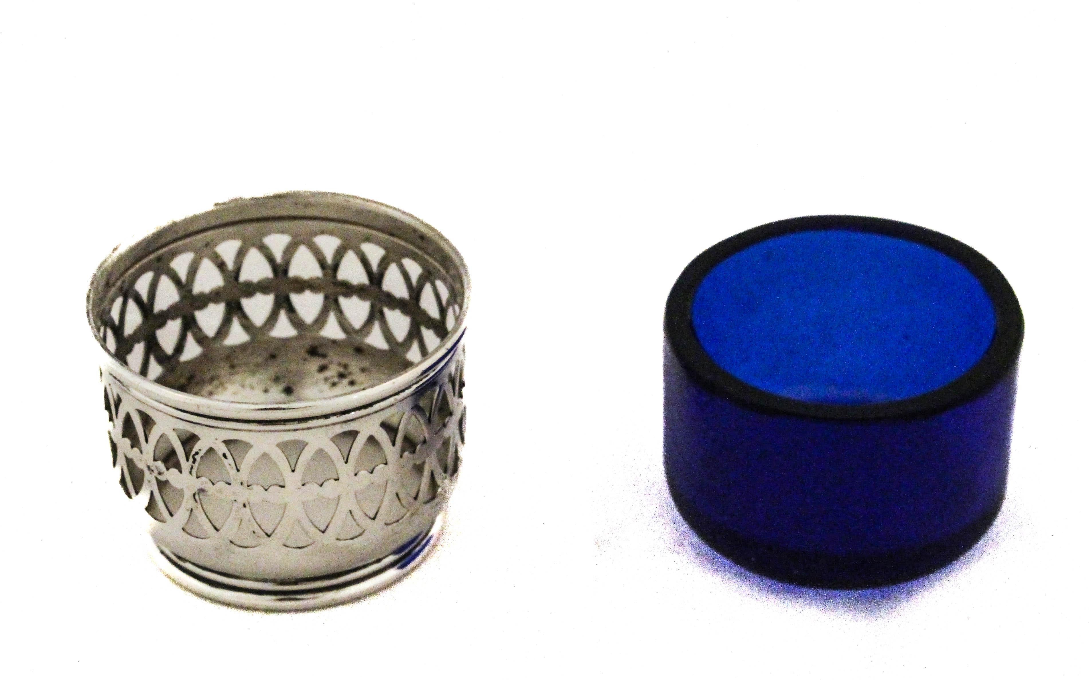 Early 20th Century Pair of Sterling Silver Salt Cellars For Sale