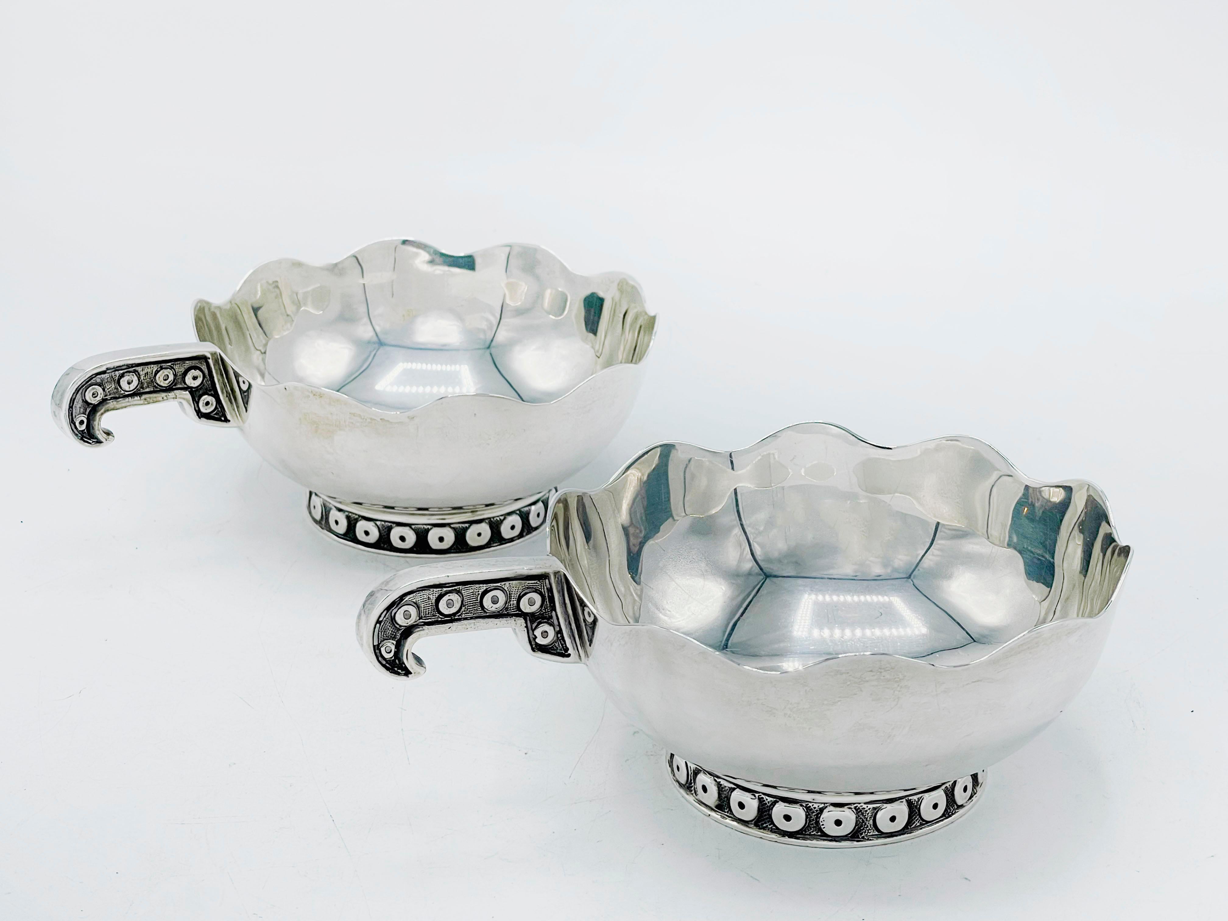 Pair of Sterling Silver sauce boat with Handle by Tane Orfebres For Sale 2