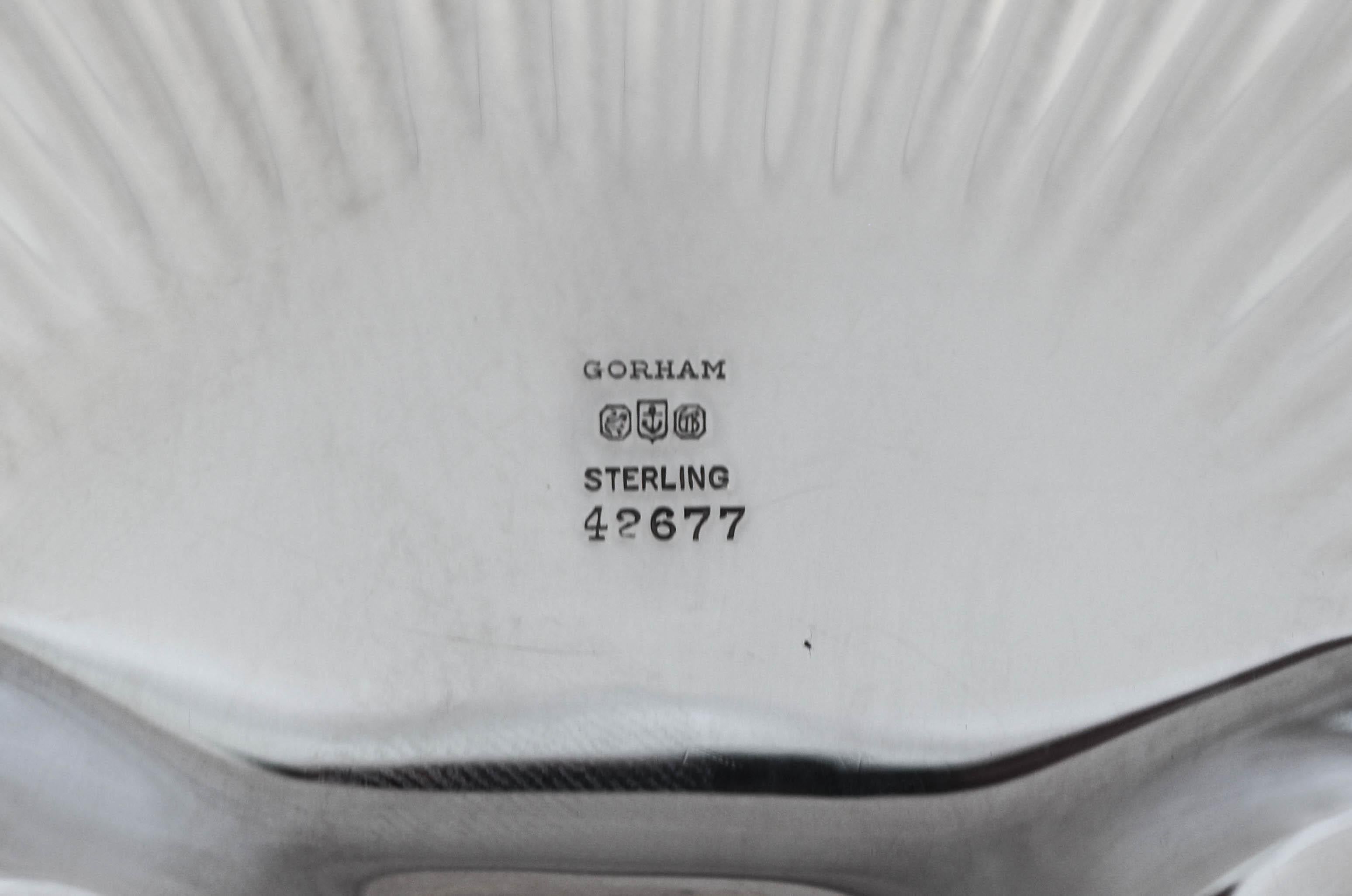 Metà XX secolo Coppia di piatti a conchiglia in argento sterling