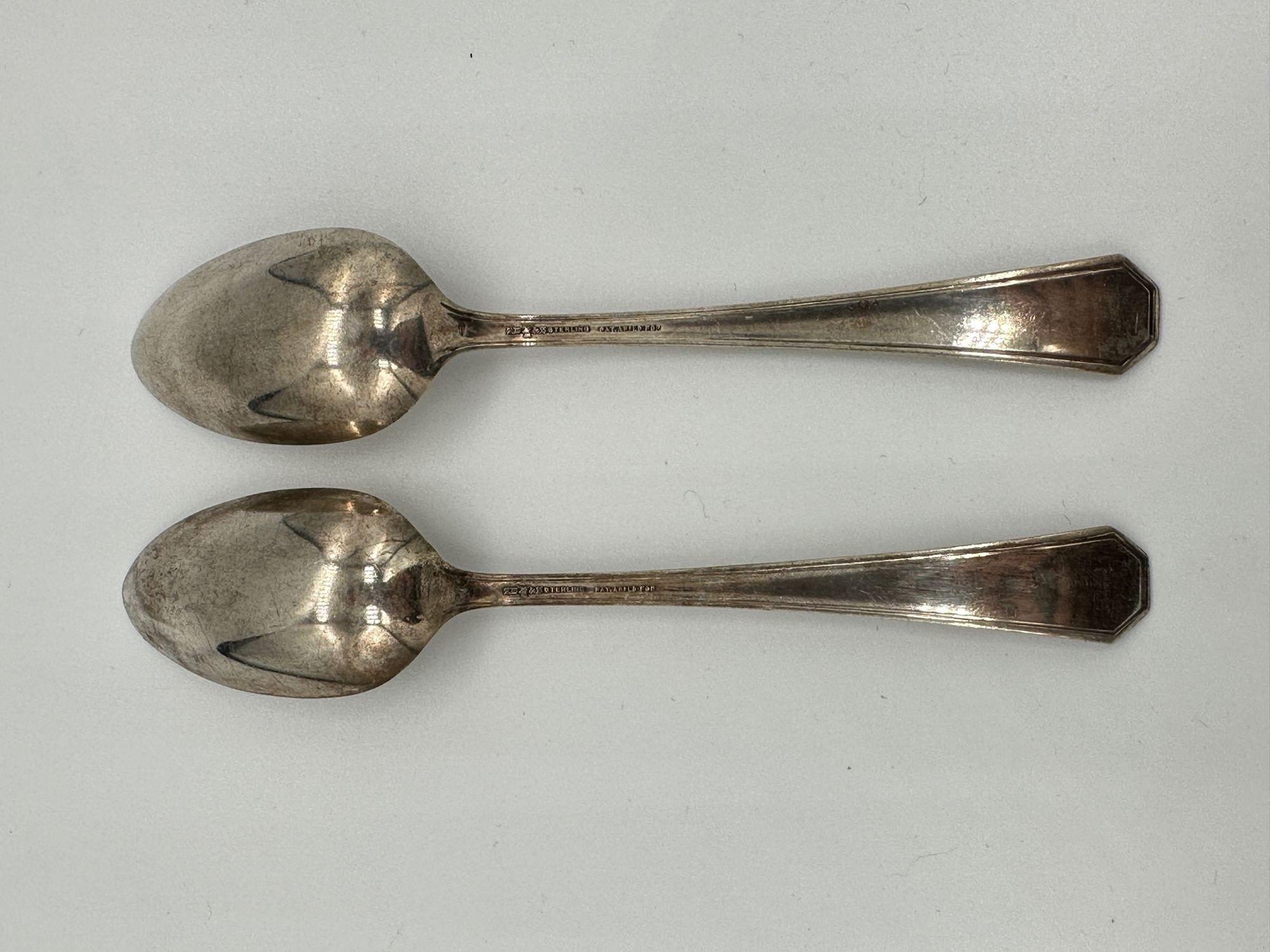 Paar Löffel aus Sterlingsilber mit dem Muster 