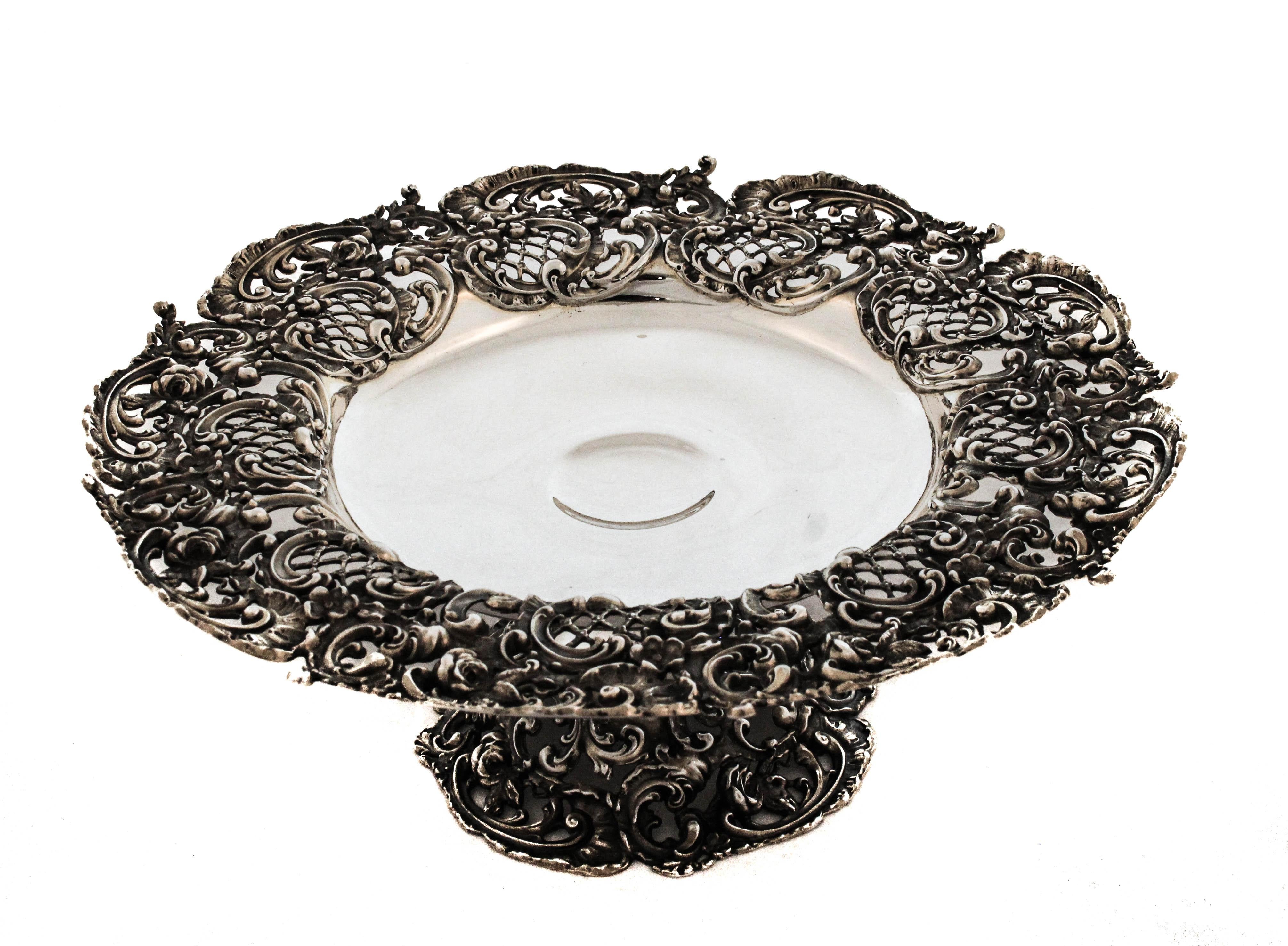 Este exquisito par de tazzas de plata de ley fue elaborado con maestría por Gorham Silversmiths, uno de los fabricantes de plata más célebres de Estados Unidos. Cada tazza presenta un cuenco ancho y poco profundo con un borde elegantemente