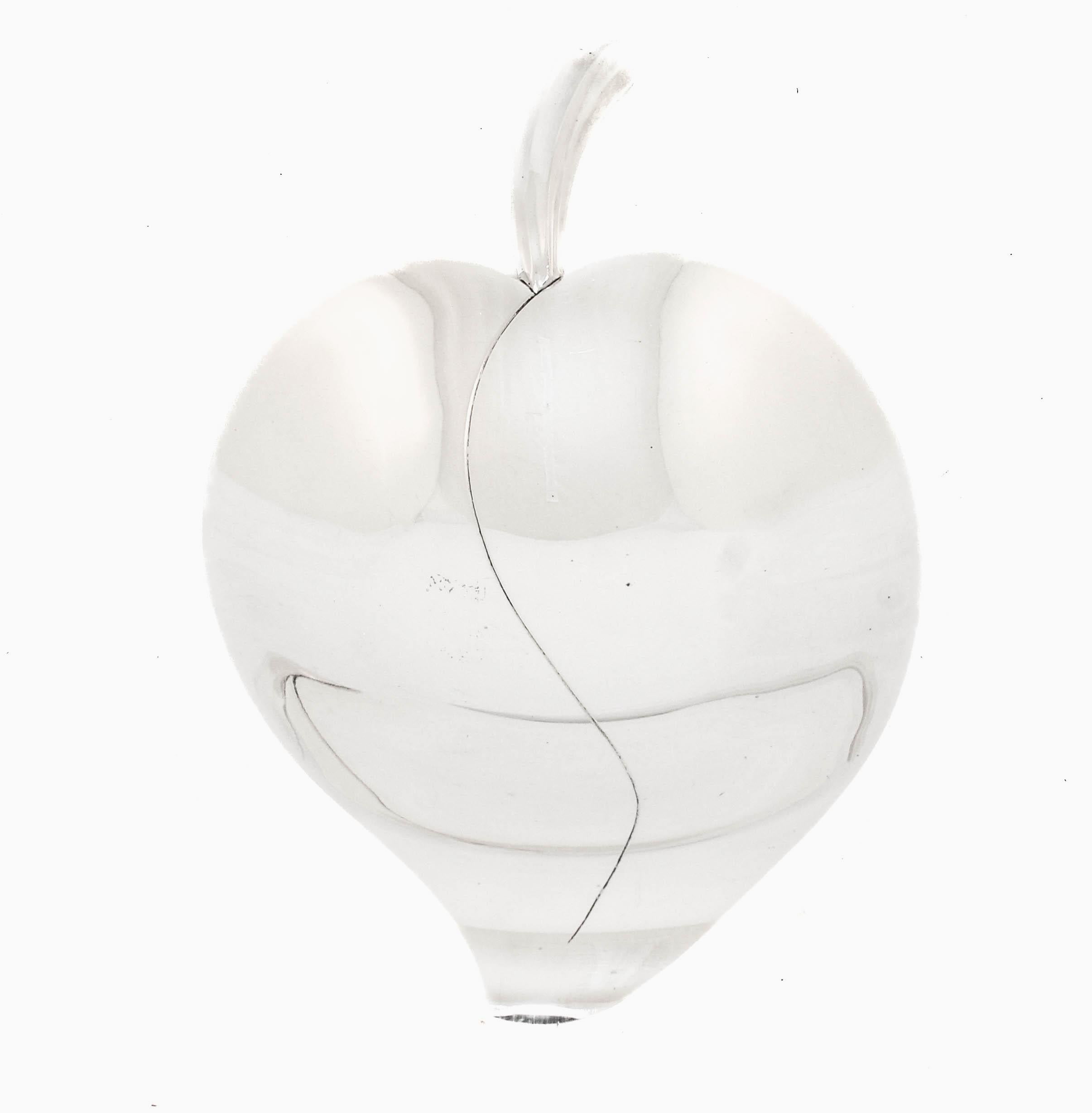 In offerta c'è una coppia di piatti a foglia in argento sterling della famosa Tiffany & Company.  Questi piatti sono la quintessenza del Mid-Century modern nella loro semplicità e forma.  Abbastanza grande per pasticcini, frutta secca e