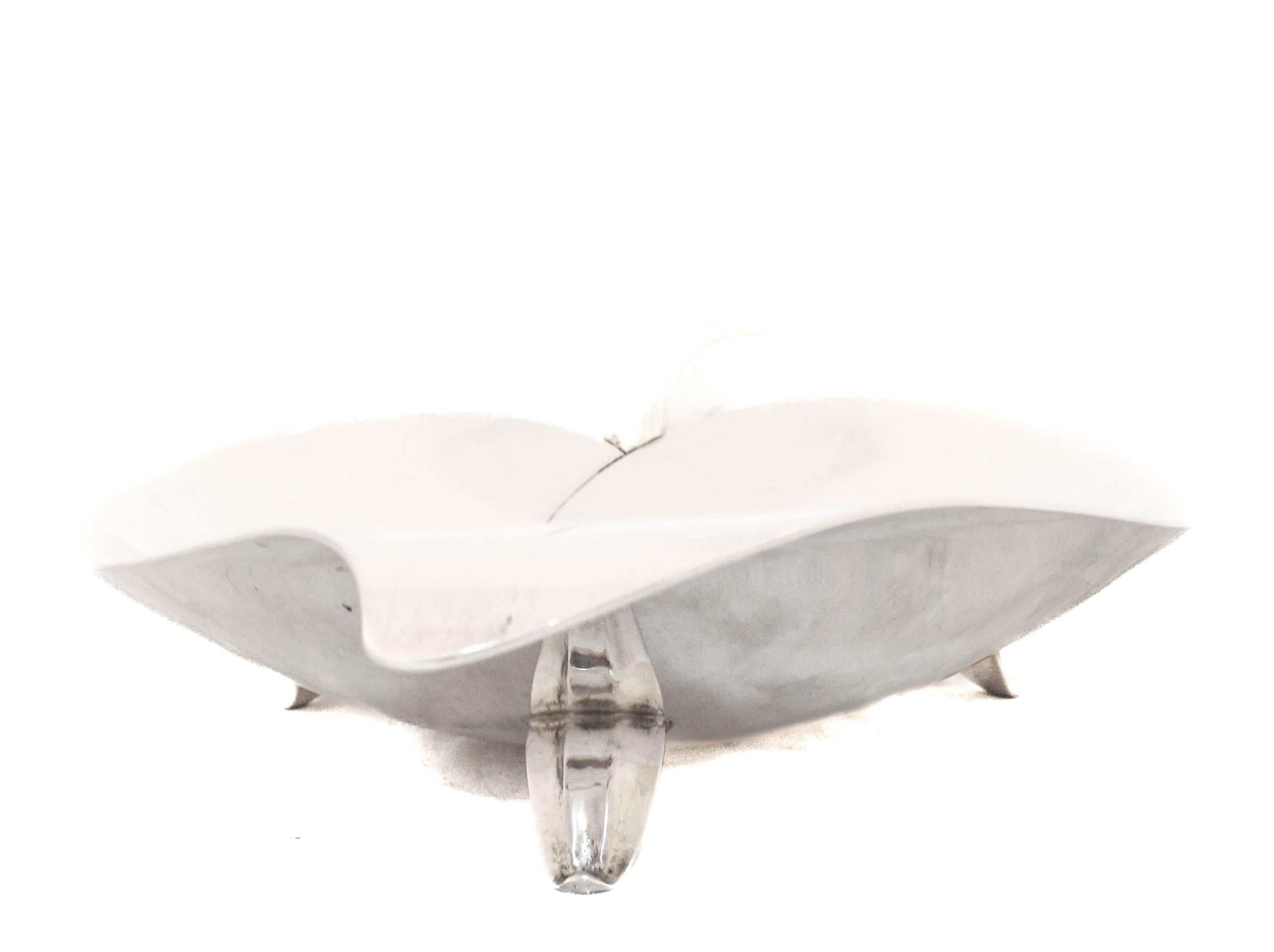 Mid-Century moderno Coppia di piatti a forma di foglia di Tiffany in argento sterling in vendita