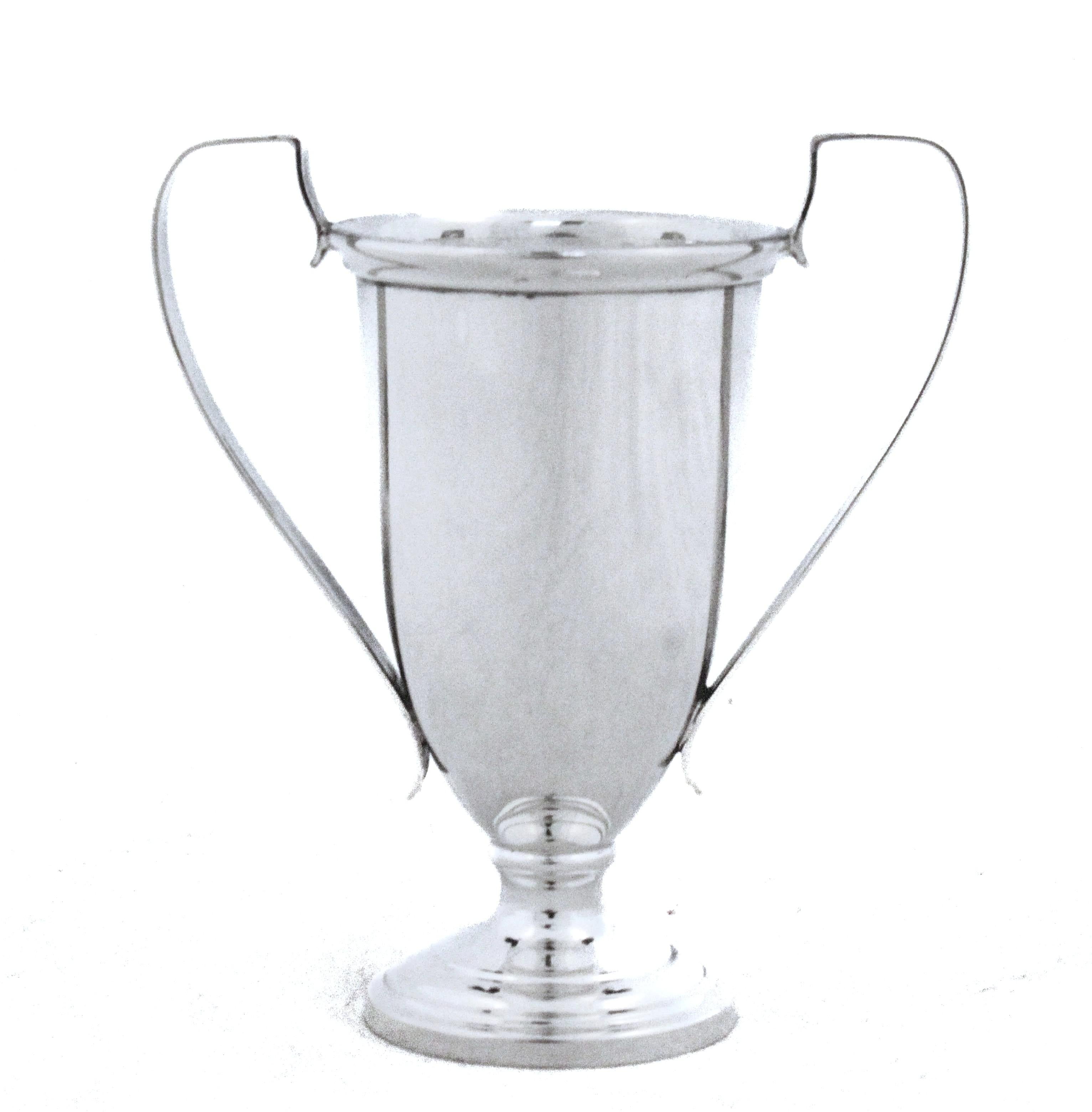 Americano Coppia di vasi da trofeo in argento sterling in vendita