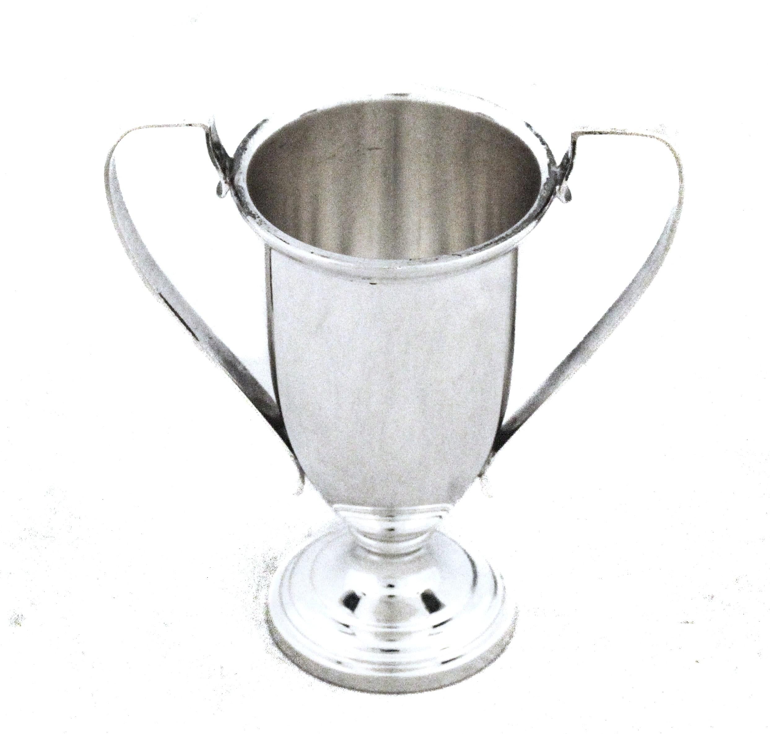 Coppia di vasi da trofeo in argento sterling In condizioni ottime in vendita a Brooklyn, NY