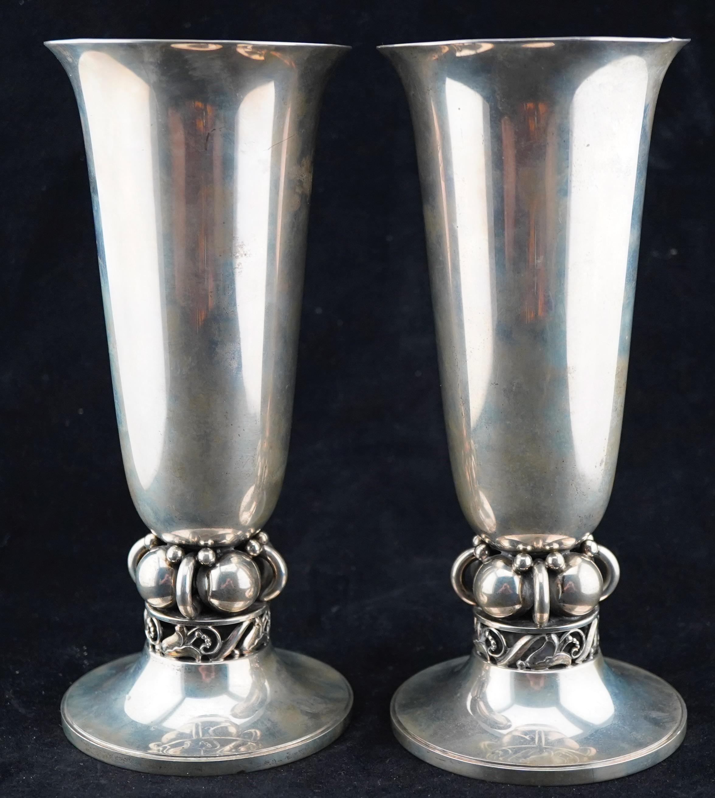 Coppia di vasi in argento sterling di Alphonse La Paglia for international 
silver Co.  1952. Non monogrammi, ciascuno contrassegnato con 