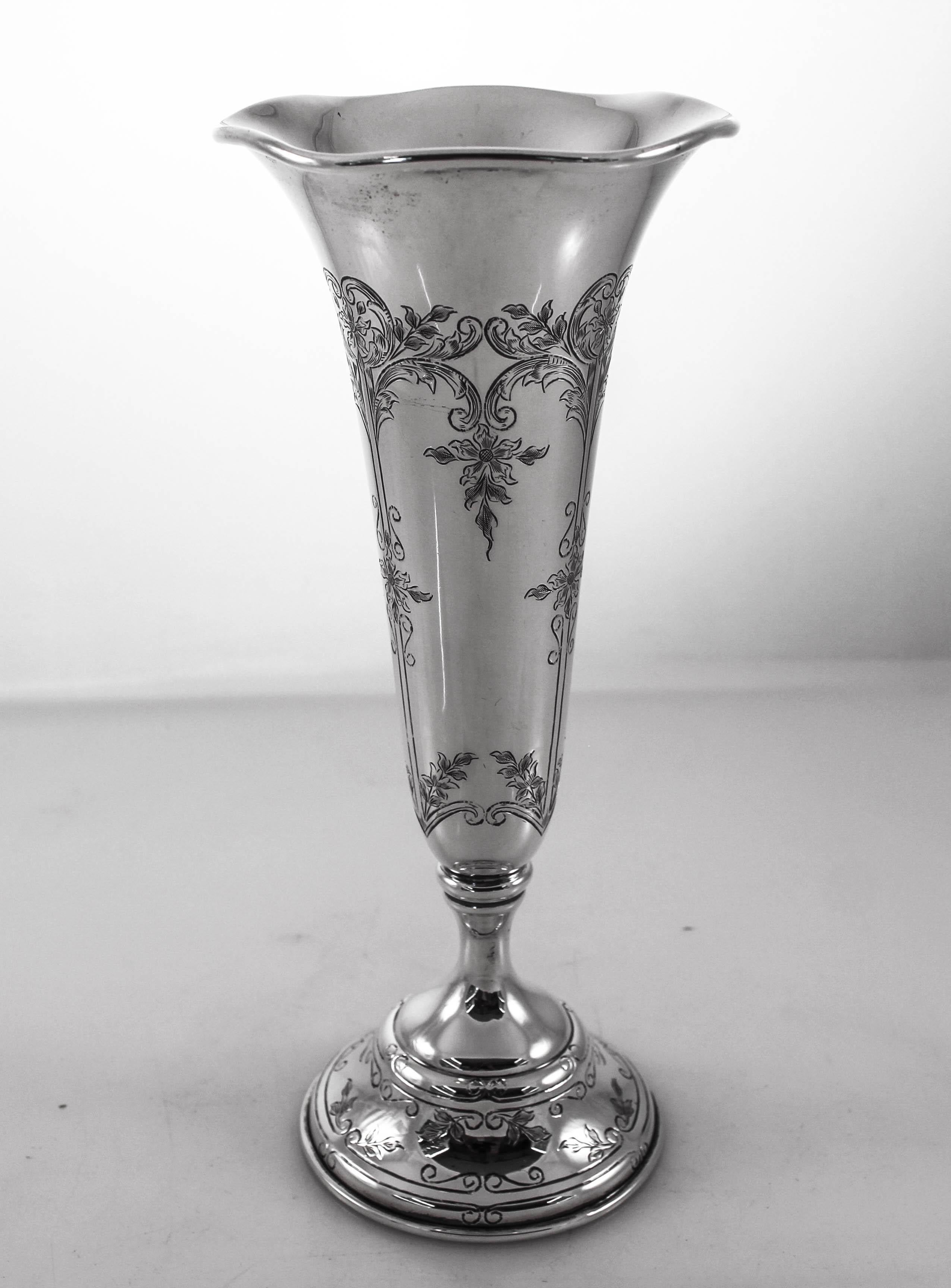 Wir sind stolz darauf, dieses Paar Vasen aus Sterlingsilber von Black, Starr und Frost aus dem frühen 20. Jahrhundert anbieten zu können. Sie haben feine Ätzungen um den Sockel und entlang des Schafts. Der Rand ist gezackt und öffnet sich, so dass