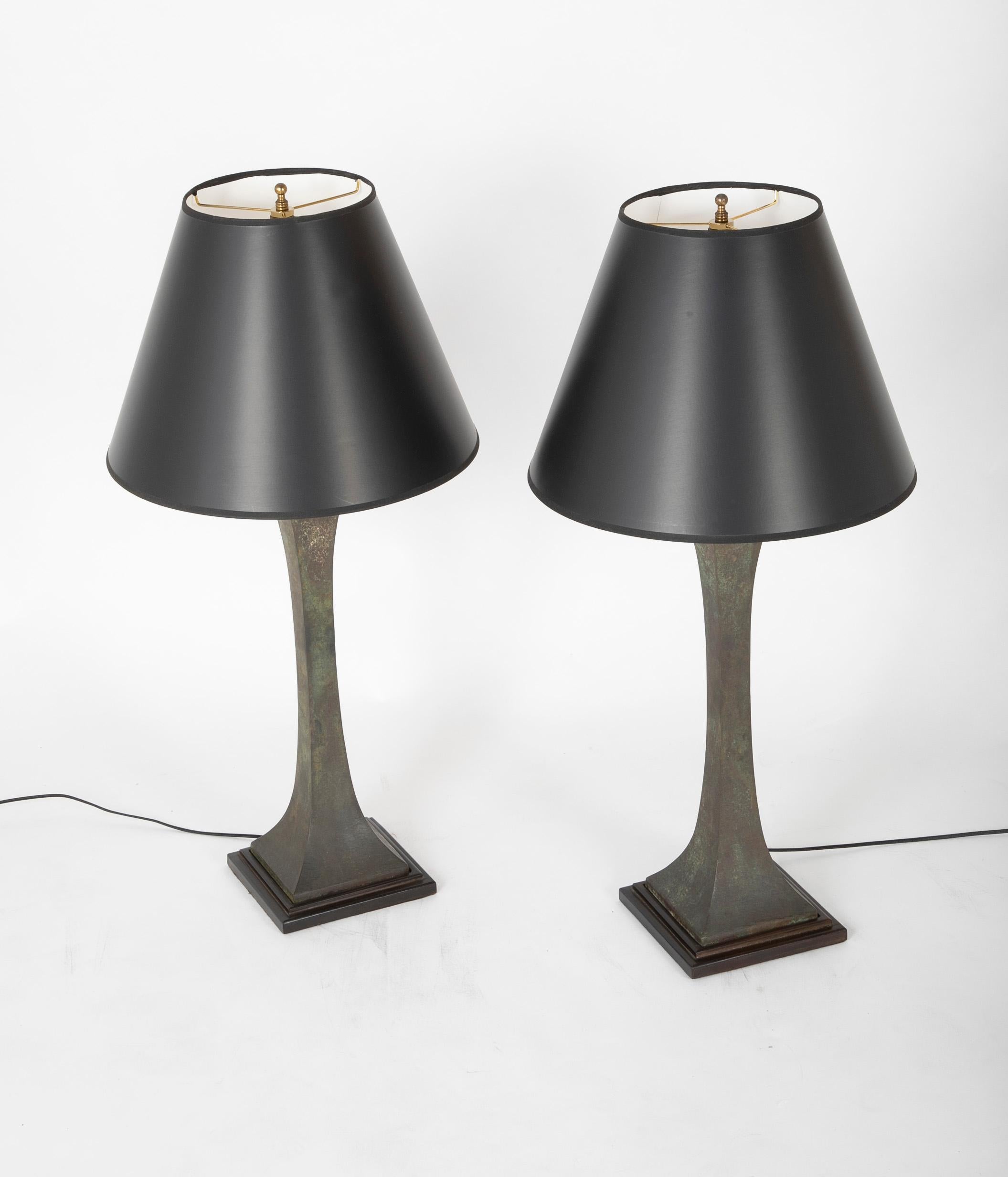 Mid-Century Modern Paire de lampes de bureau Stewart Ross James en bronze pour Hansen, États-Unis, années 1960 en vente