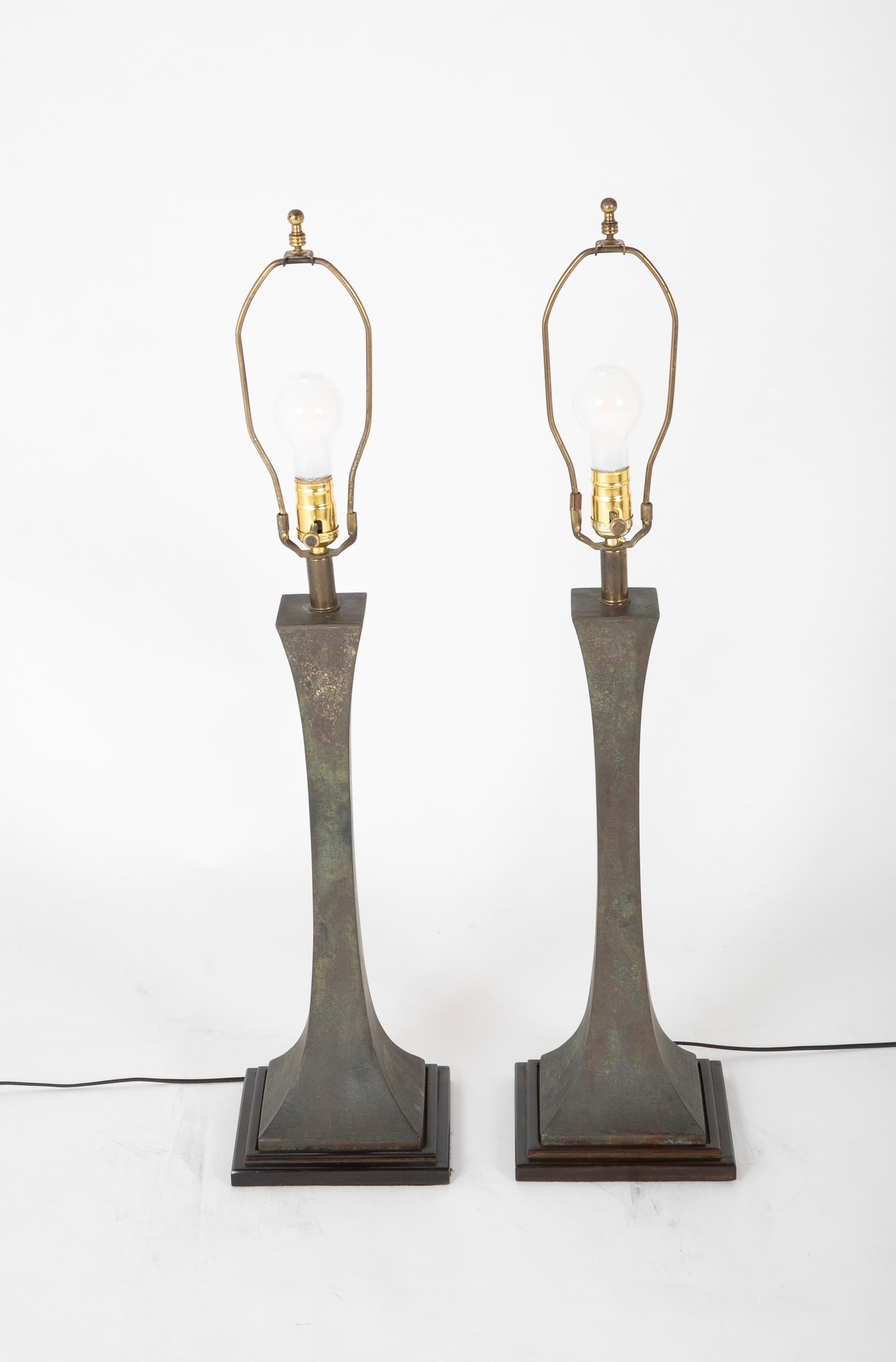 Américain Paire de lampes de bureau Stewart Ross James en bronze pour Hansen, États-Unis, années 1960 en vente