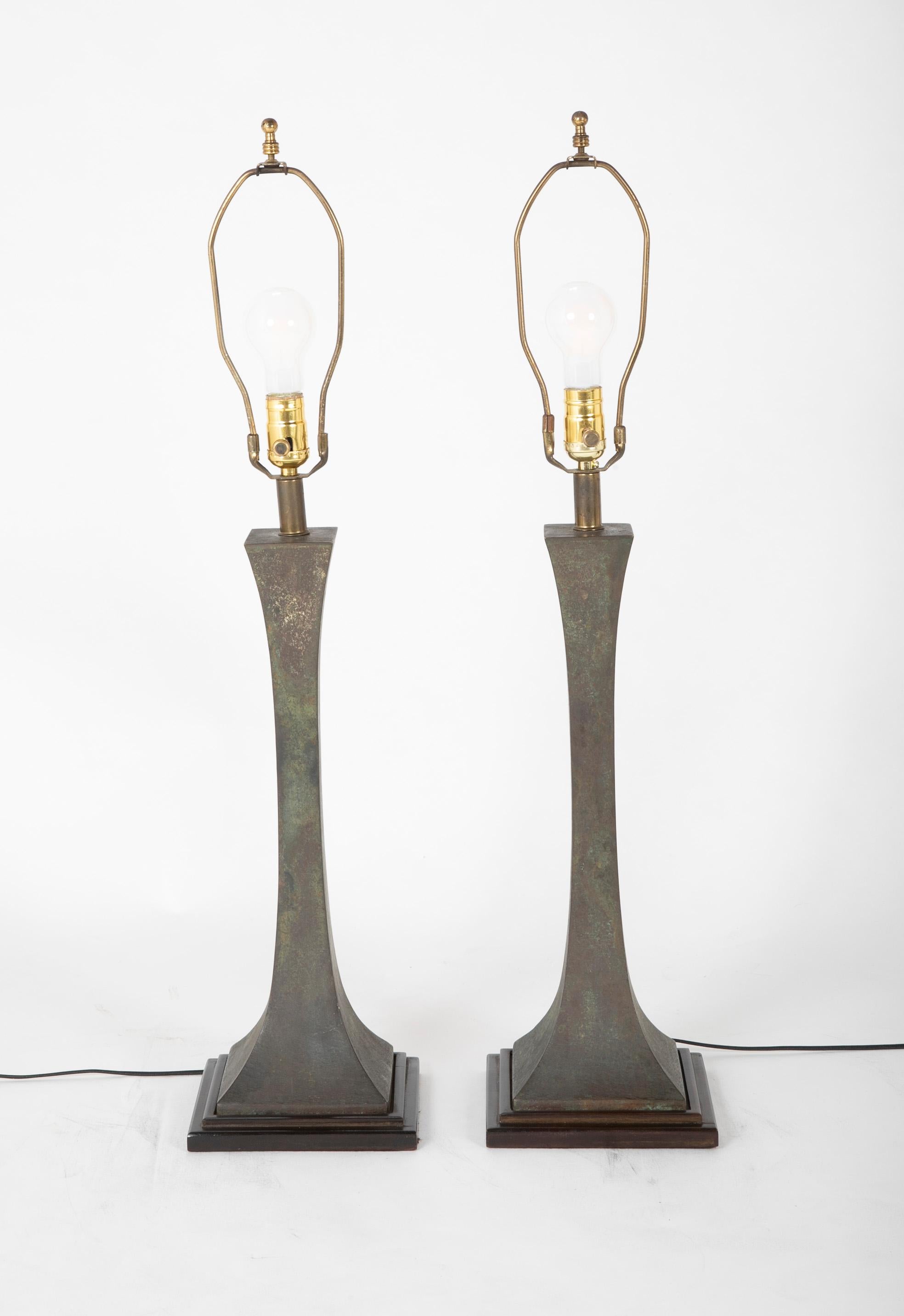 Patiné Paire de lampes de bureau Stewart Ross James en bronze pour Hansen, États-Unis, années 1960 en vente