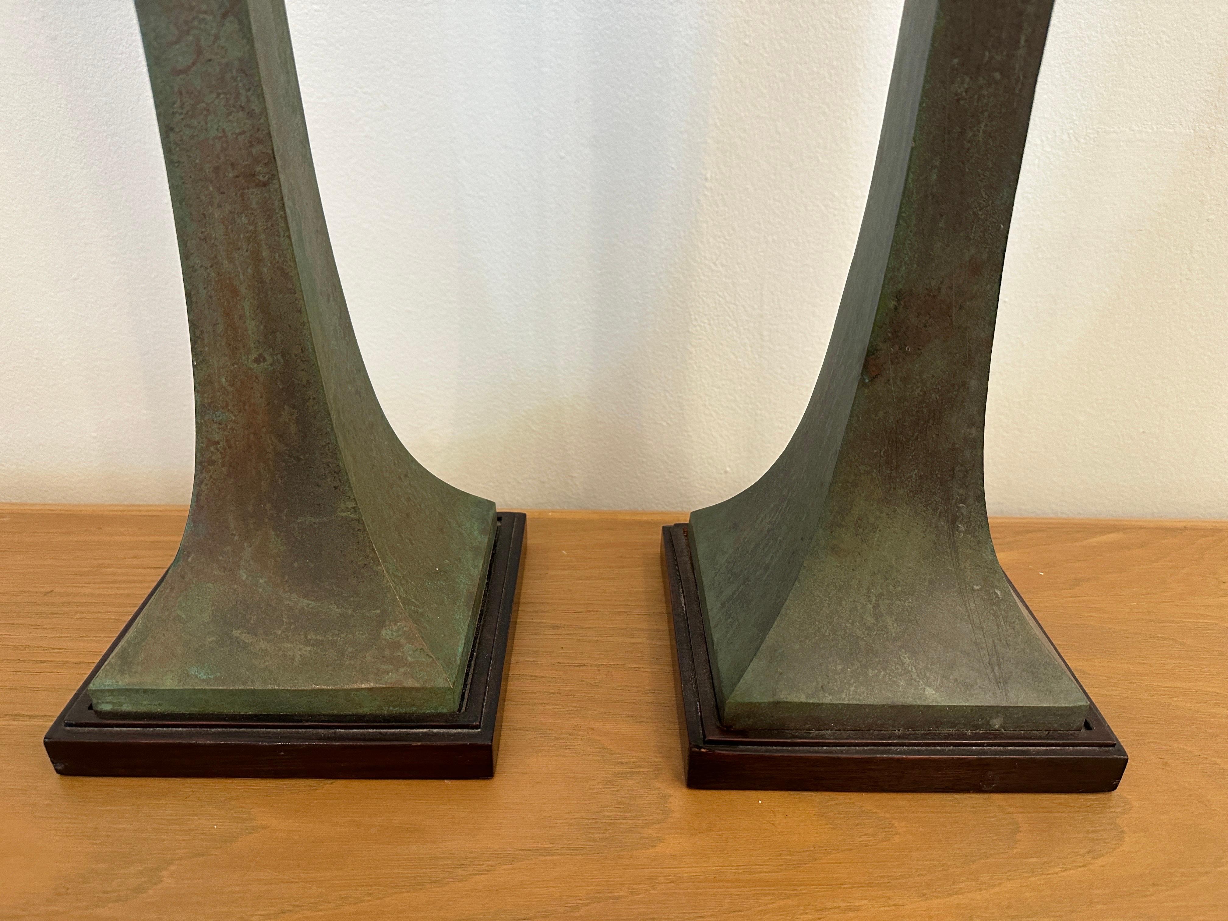 Milieu du XXe siècle Paire de lampes de table en bronze vert-de-gris de Stewart Ross James pour Hansen en vente